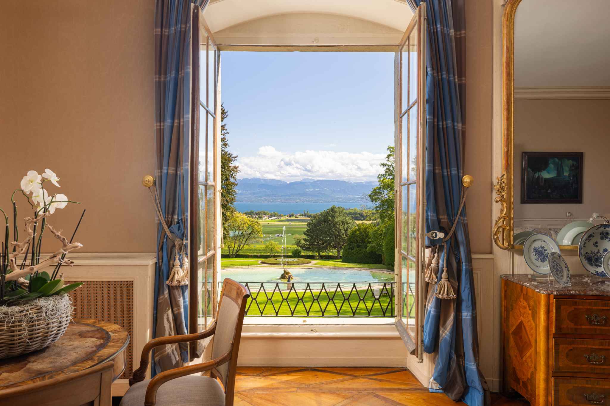 Eleganter Raum mit Seeblick