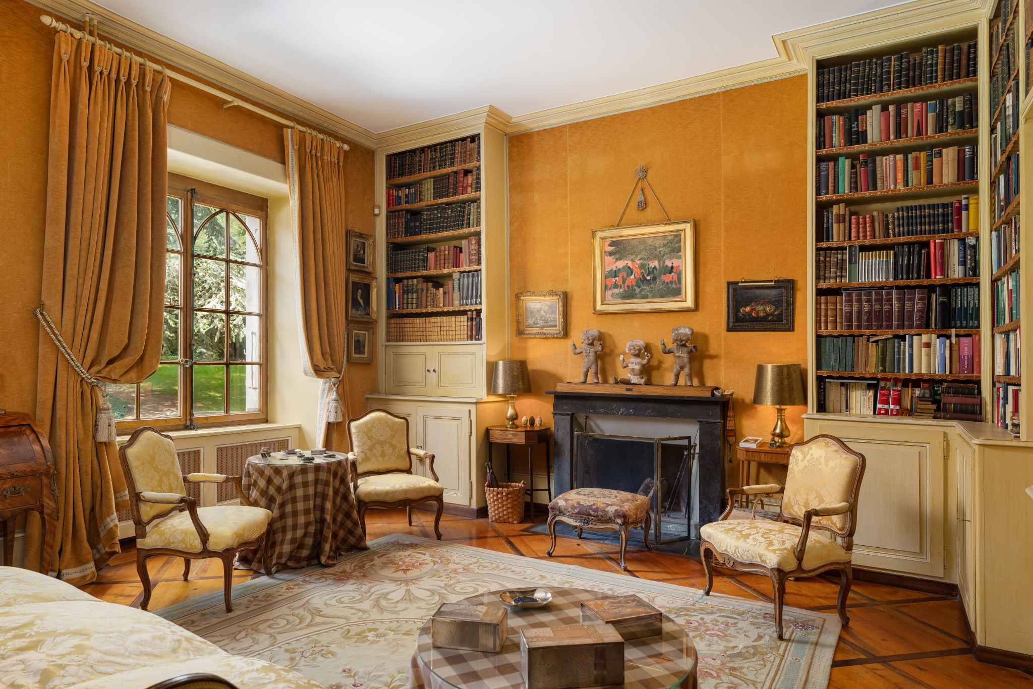 Klassische Bibliothek mit Kamin und Bücherwänden