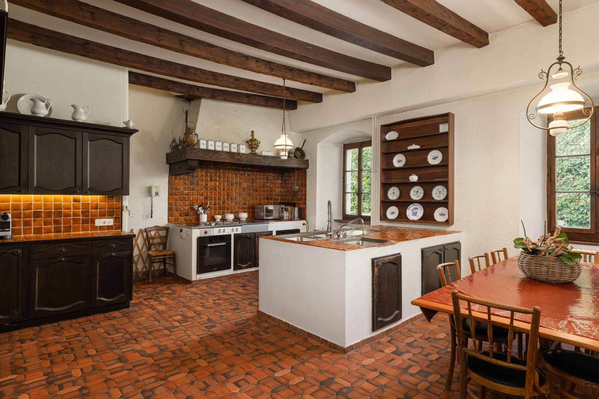 Rustikale Landhausküche mit Terrakotta und Holzbalken