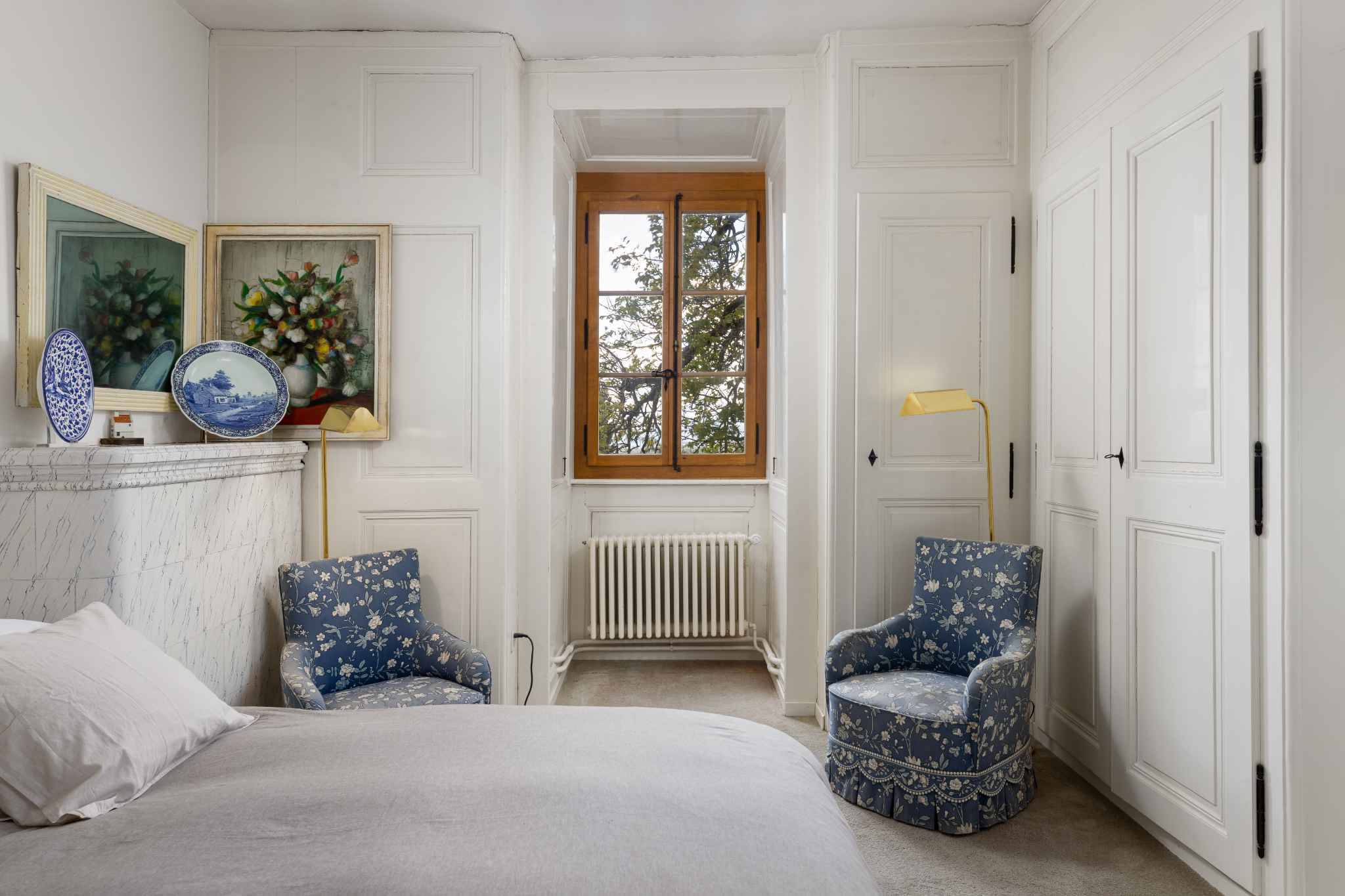 Klassisch eingerichtetes Schlafzimmer mit Sitzbereich