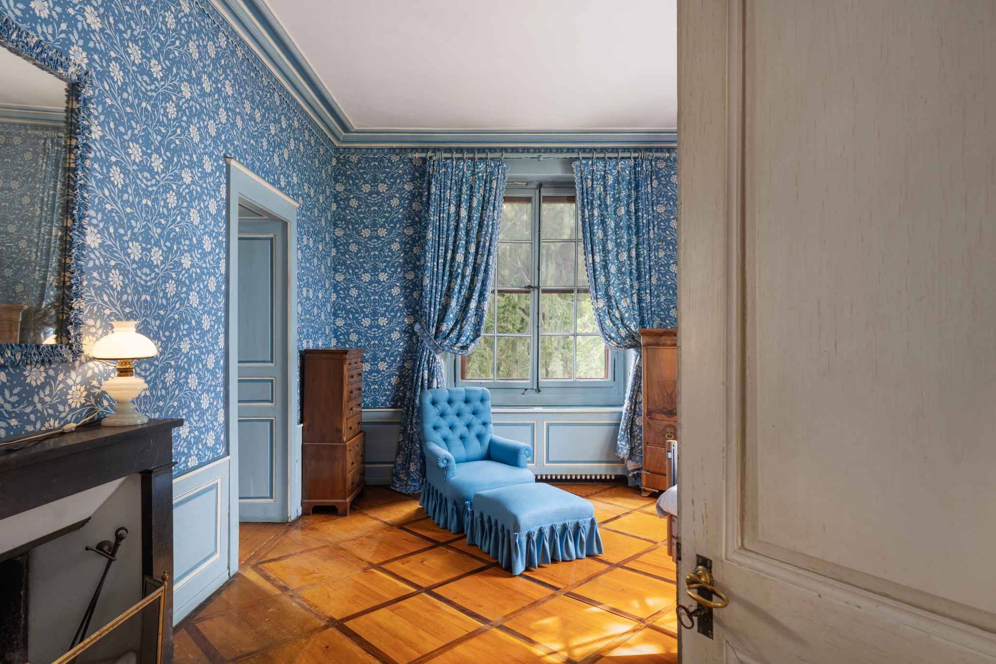 Klassisch eingerichtetes Zimmer mit blauem Dekor