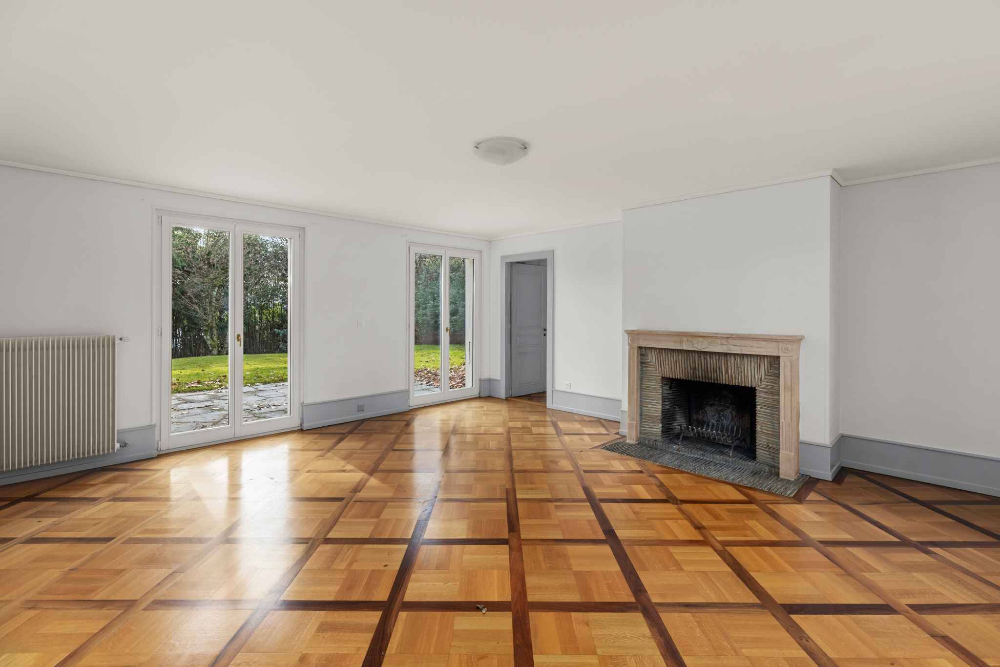 Heller Wohnraum mit Kamin und Gartenblick