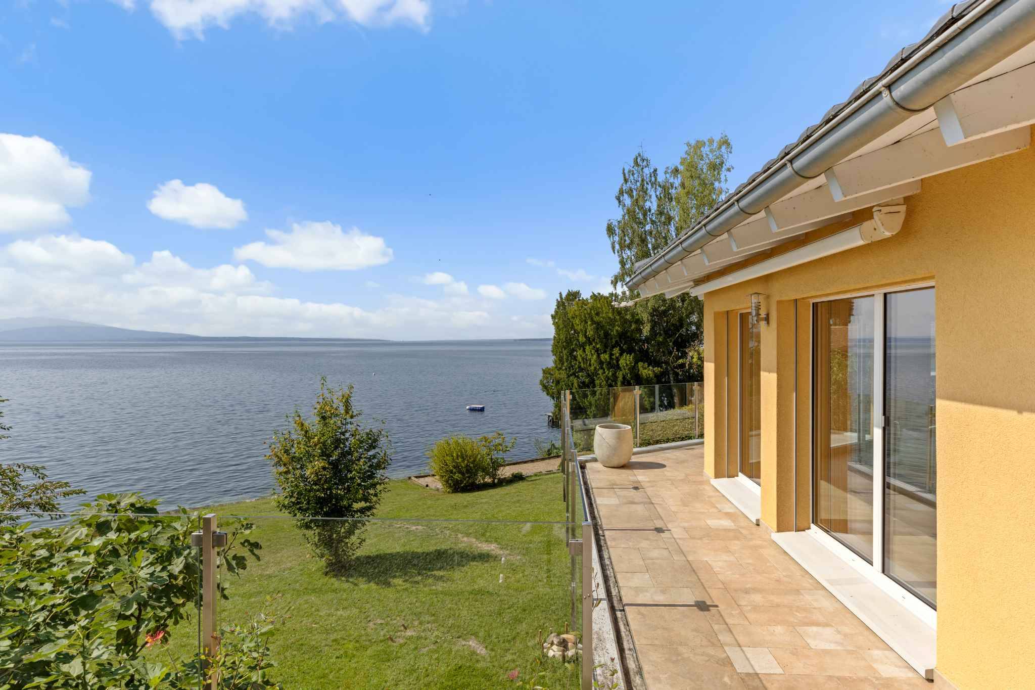 Seeblick von einer Terrasse