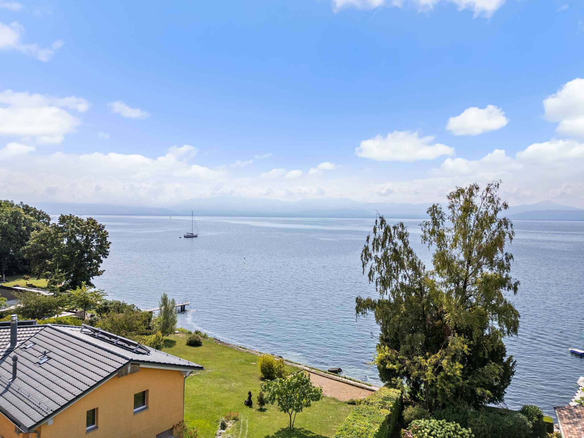Seeblick von einem Haus mit Garten