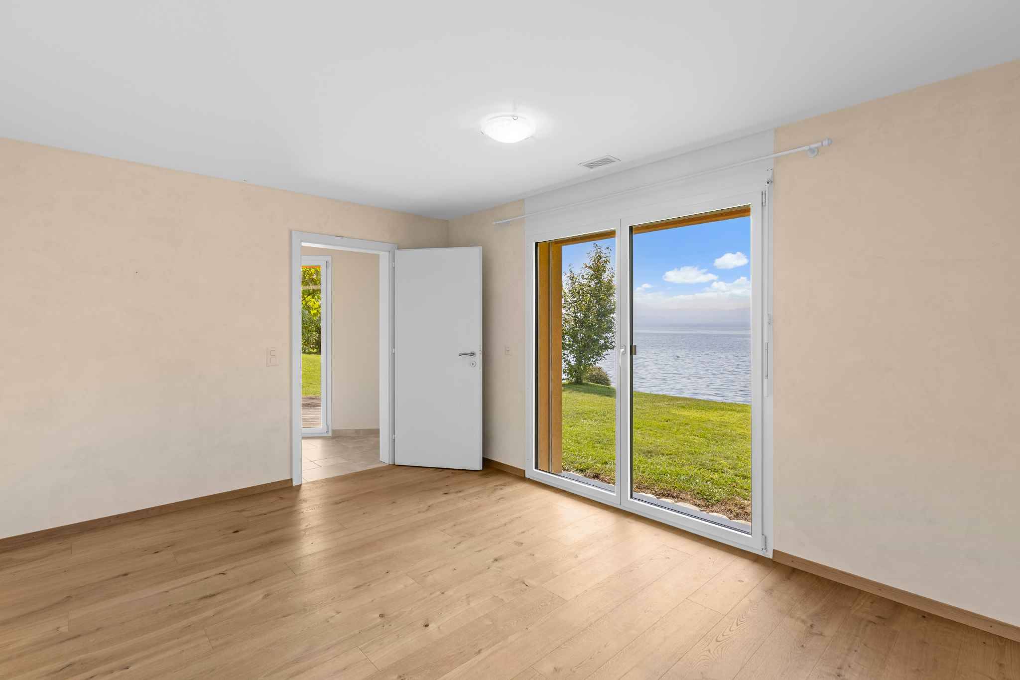 Heller, leerer Raum mit Seeblick