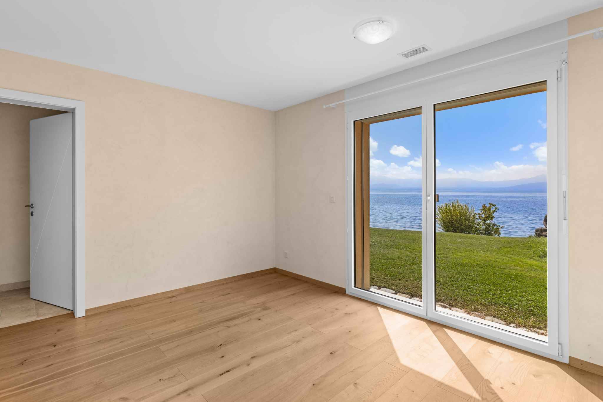 Heller leerer Raum mit Meerblick