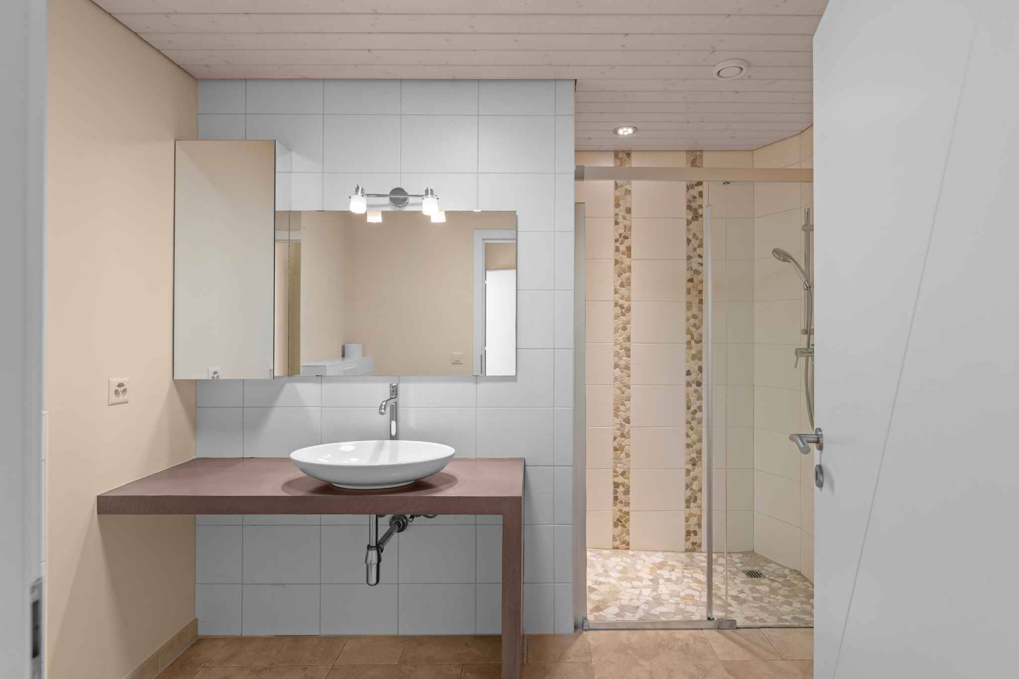 Modernes Badezimmer mit Waschtisch und Dusche