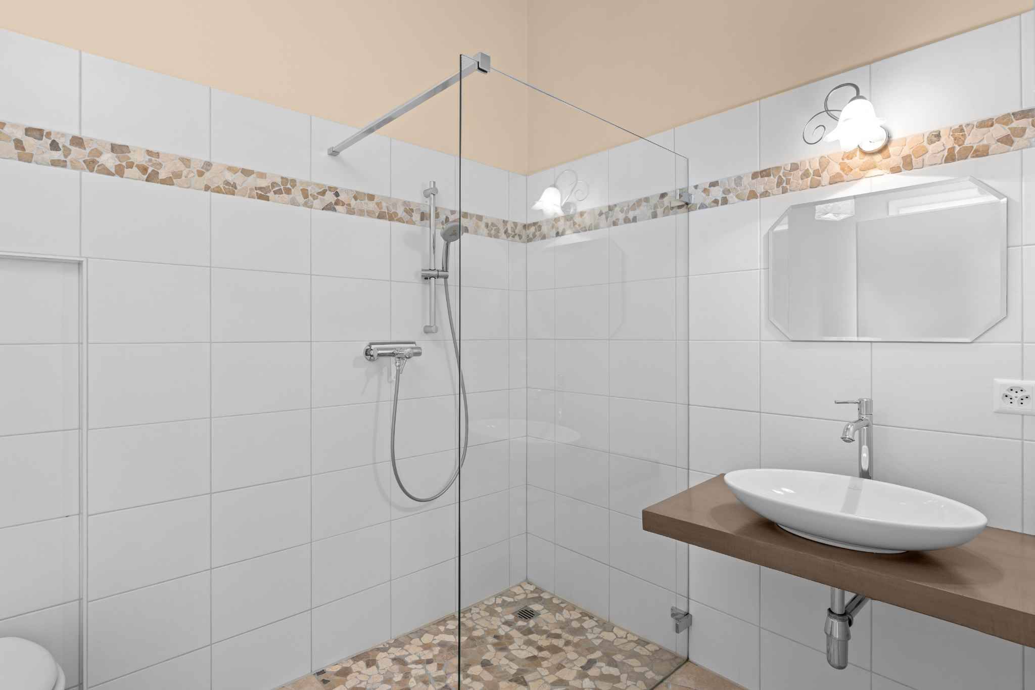 Modernes Badezimmer mit begehbarer Dusche