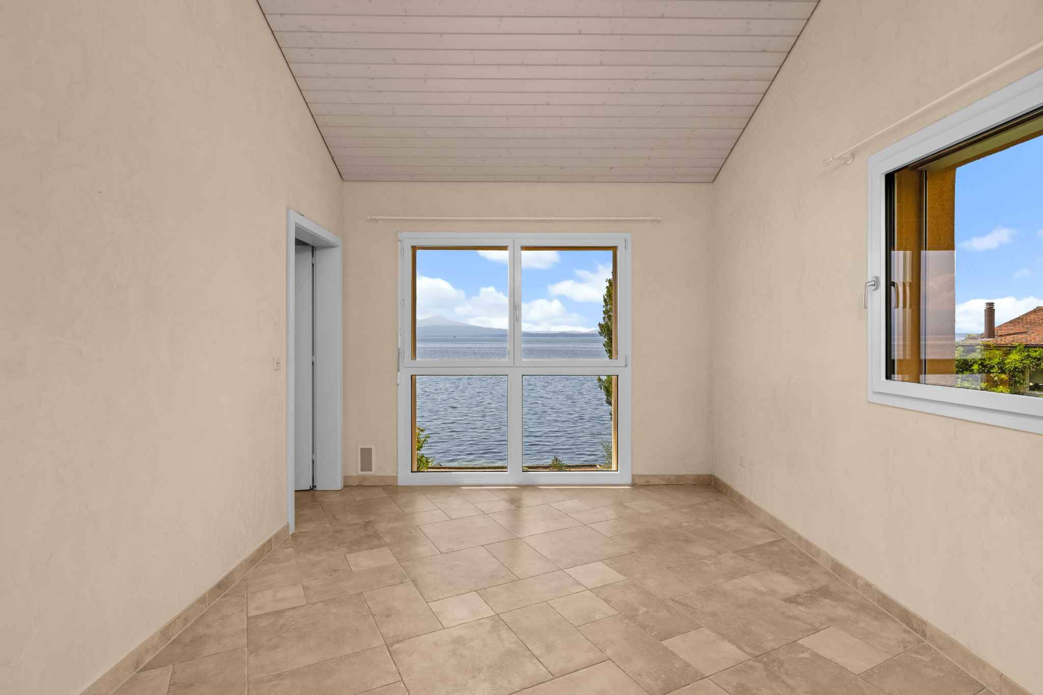 Heller leerer Raum mit Seeblick