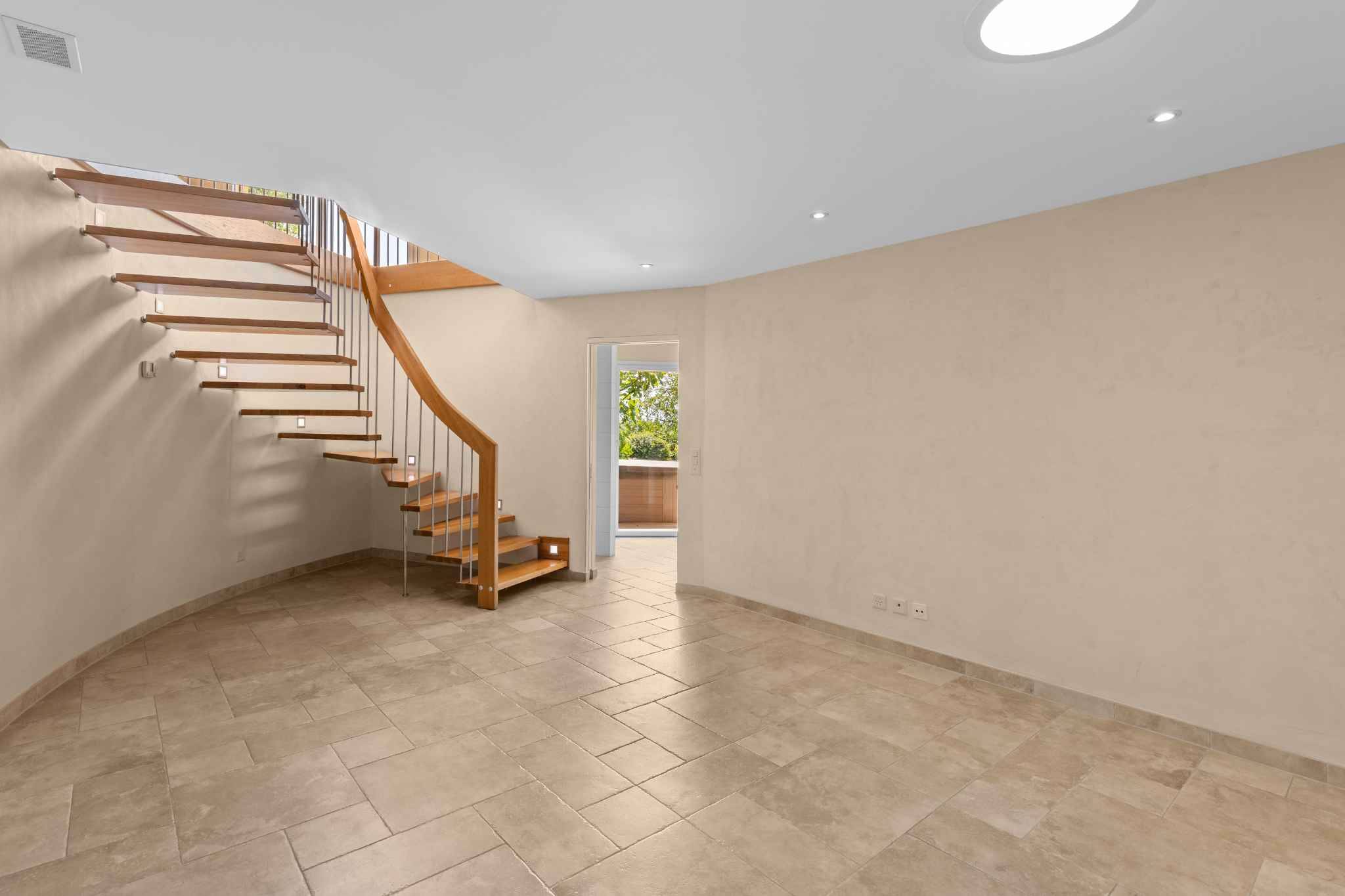 Heller Wohnraum mit offener Treppe