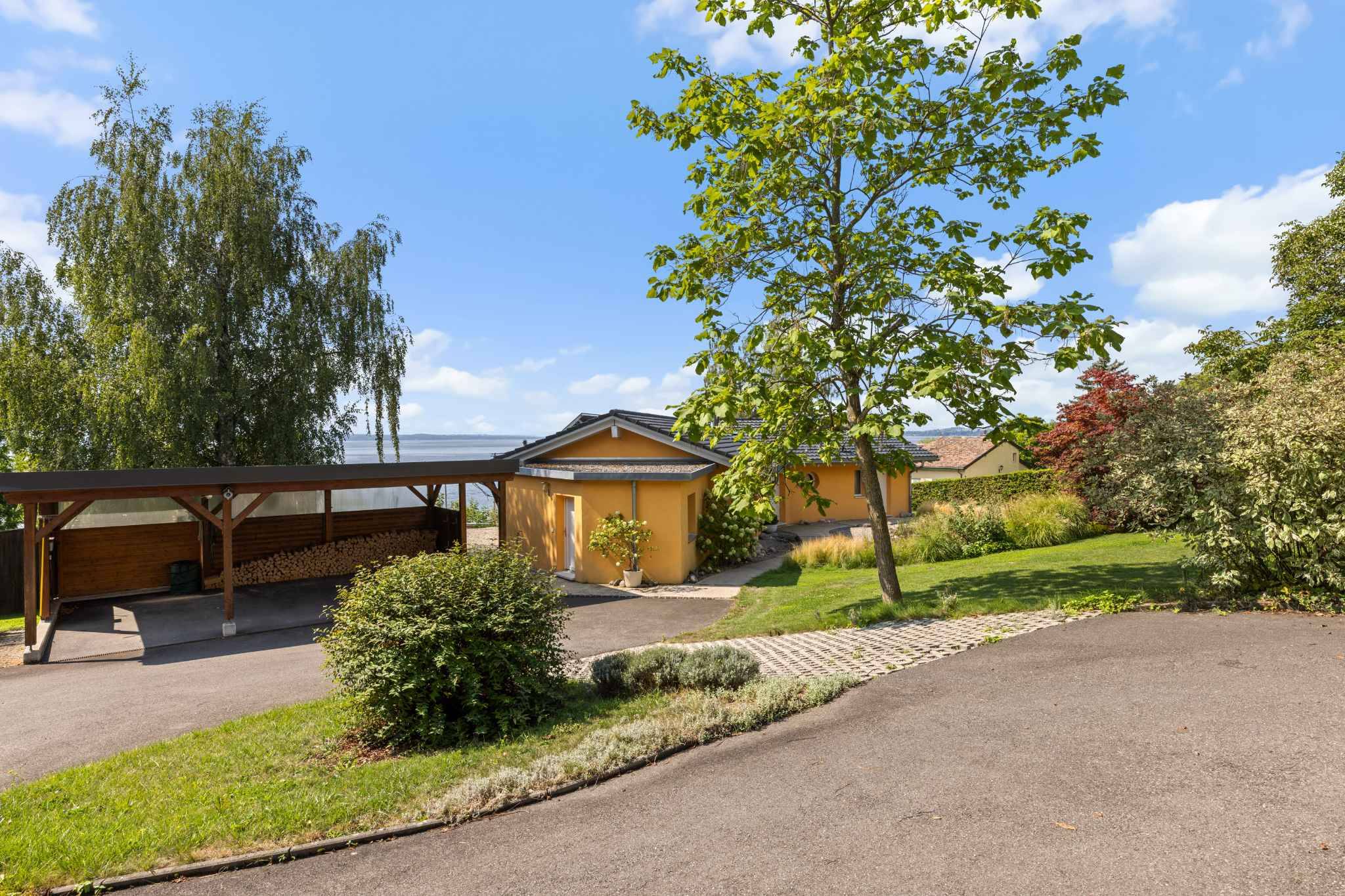 Außenansicht eines Hauses mit Garten und Seeblick