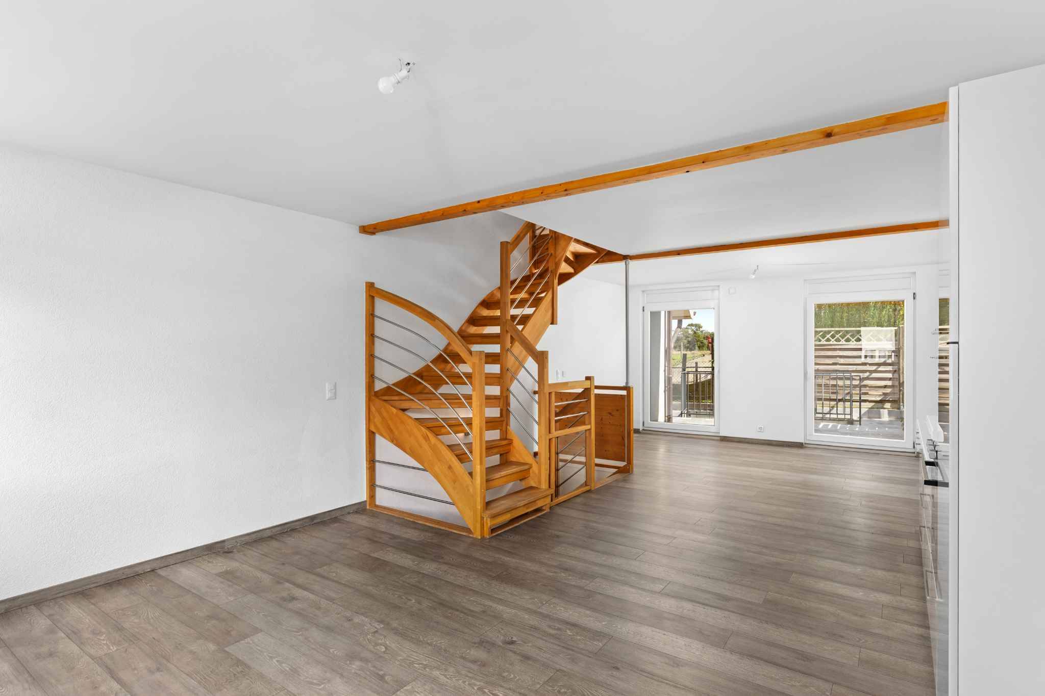 Heller Wohnraum mit Holztreppe