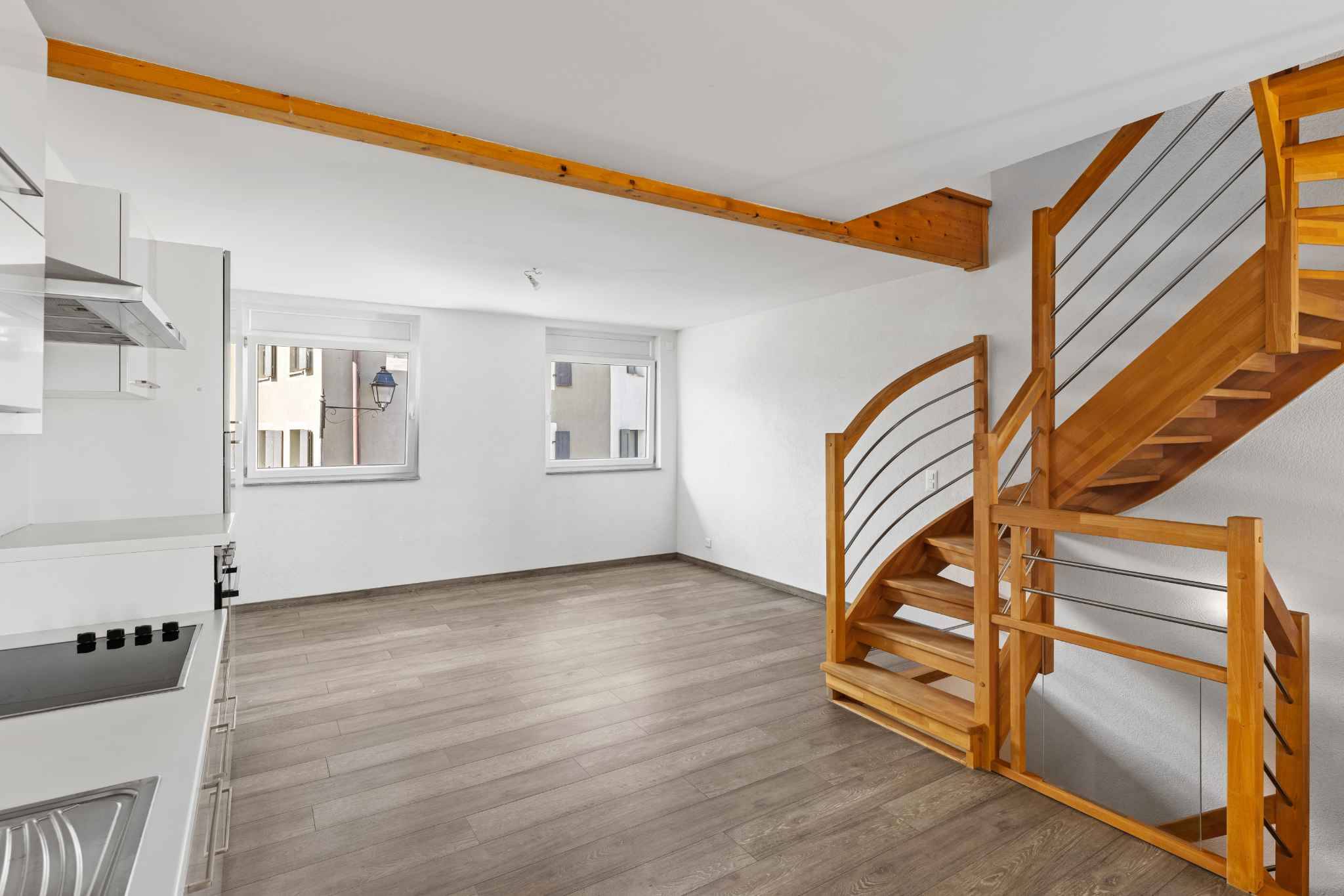Moderne Wohnküche mit Treppe