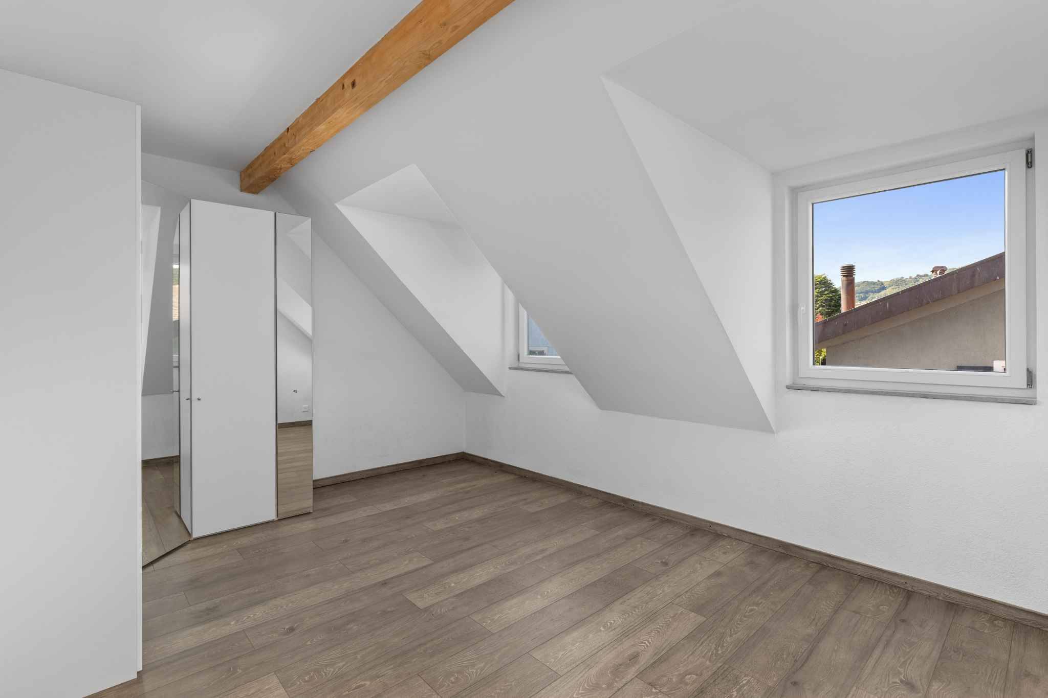 Ausgebautes Dachzimmer mit Schrägen