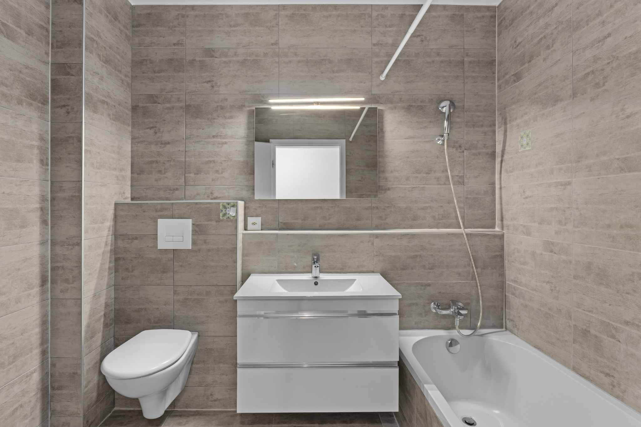 Modernes Badezimmer mit Wanne und WC