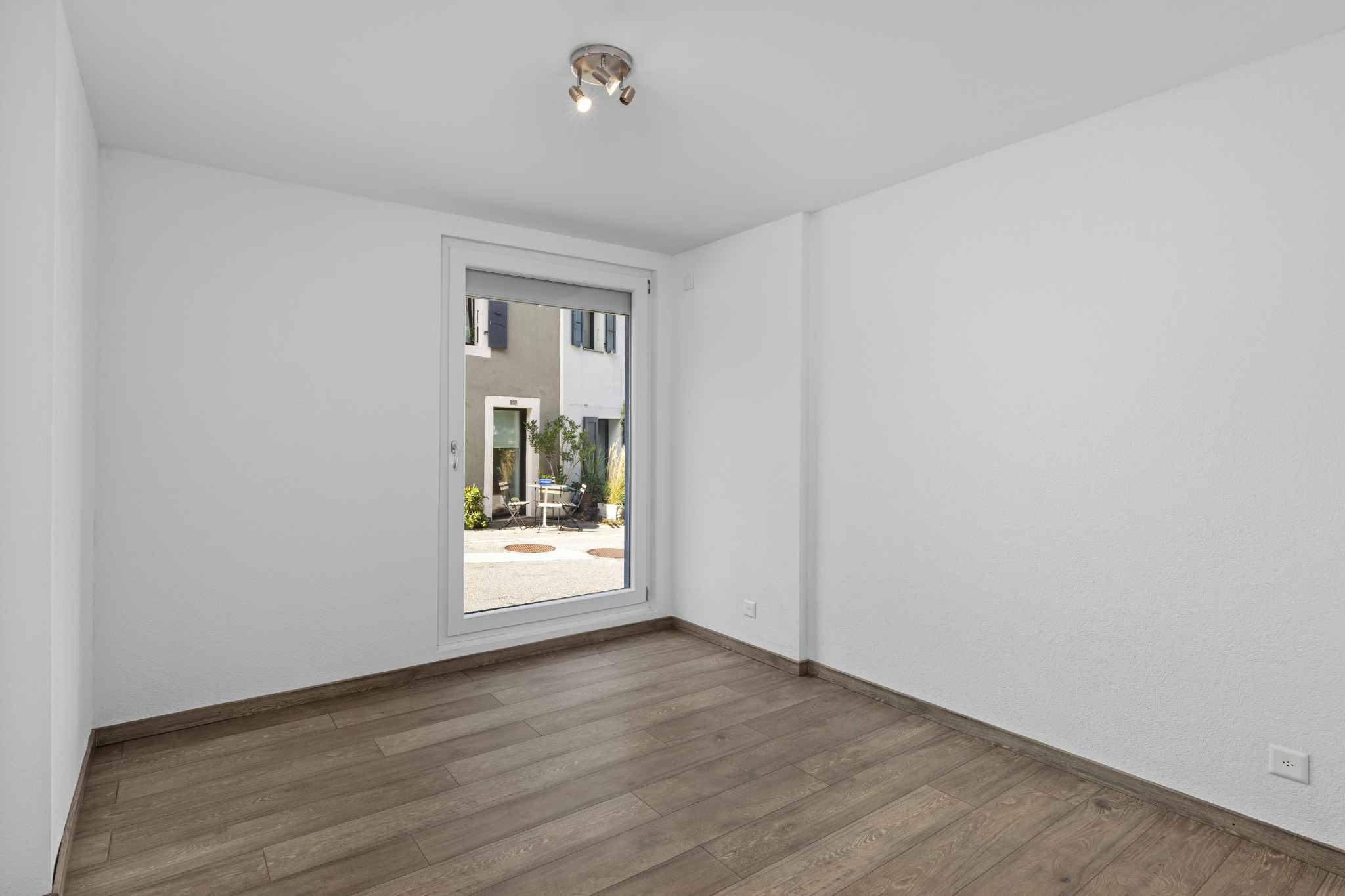 Leerer heller Raum mit großem Fenster