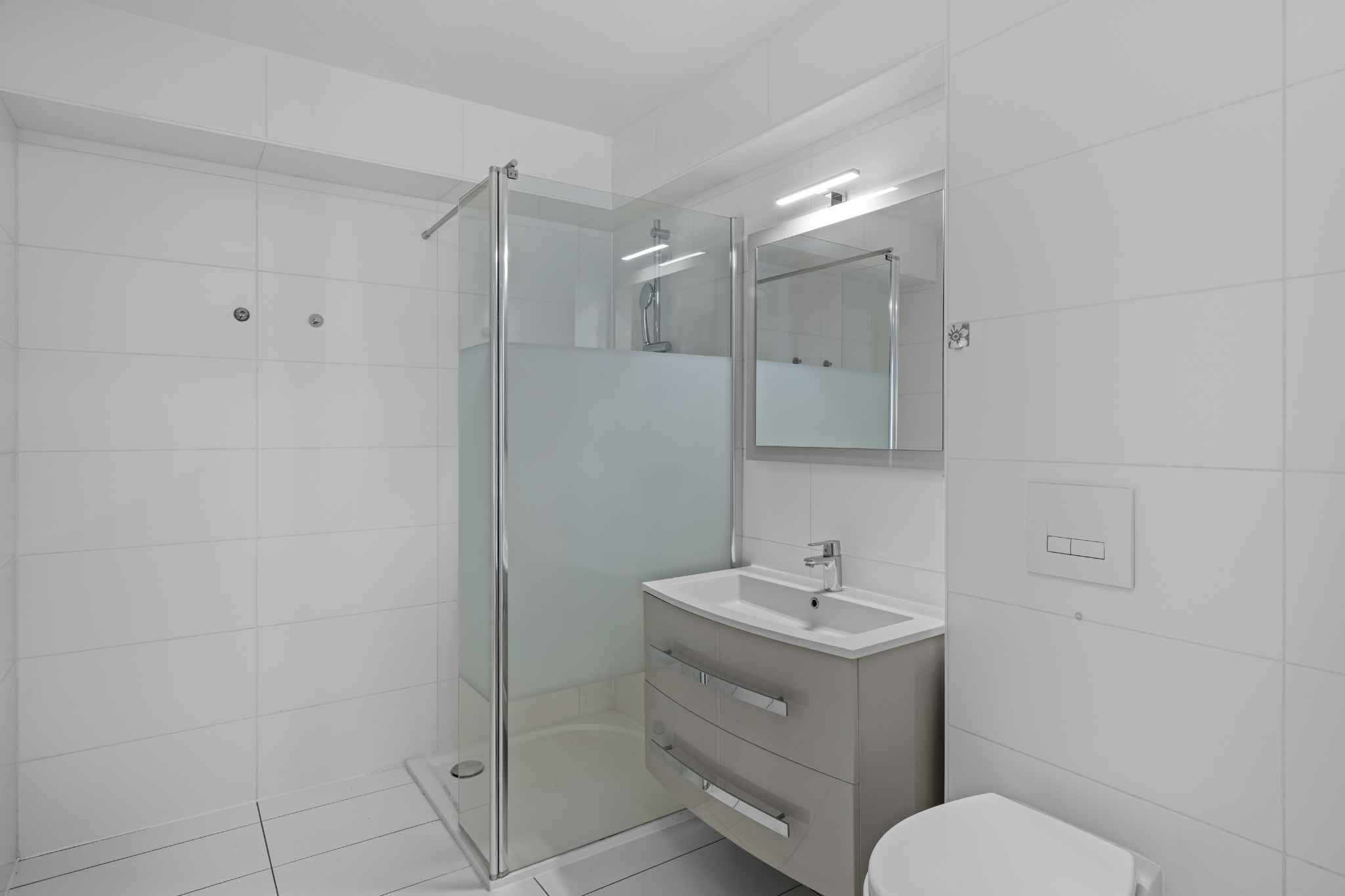 Modernes Badezimmer mit Dusche und Waschtisch