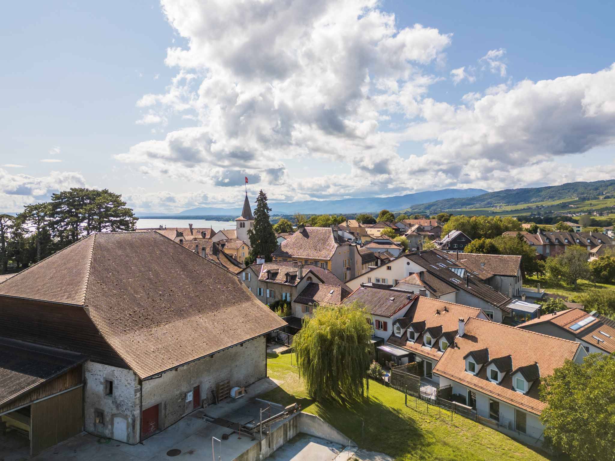 Dorf- und Seeblick von oben