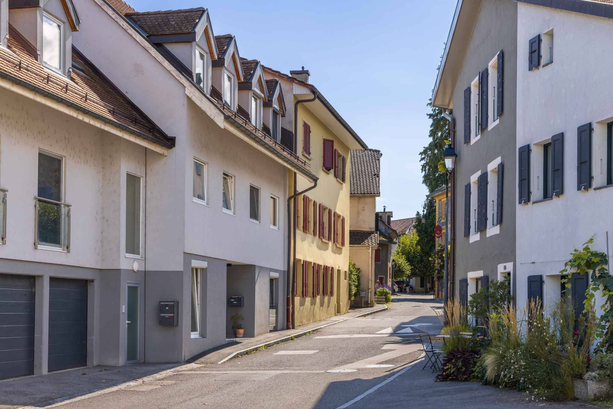 Straßenszene mit Wohnhäusern