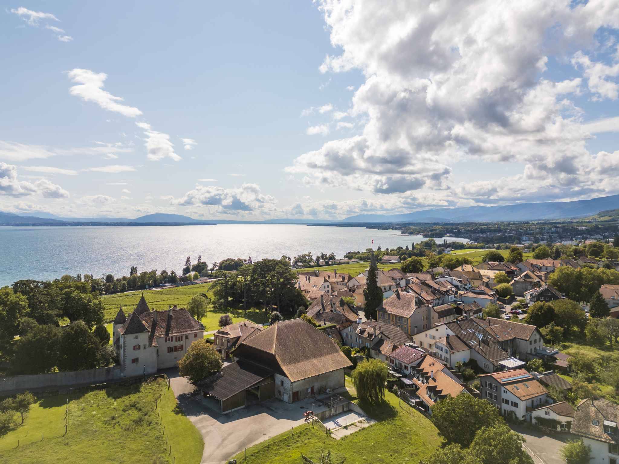 Seeblick über eine Ortschaft