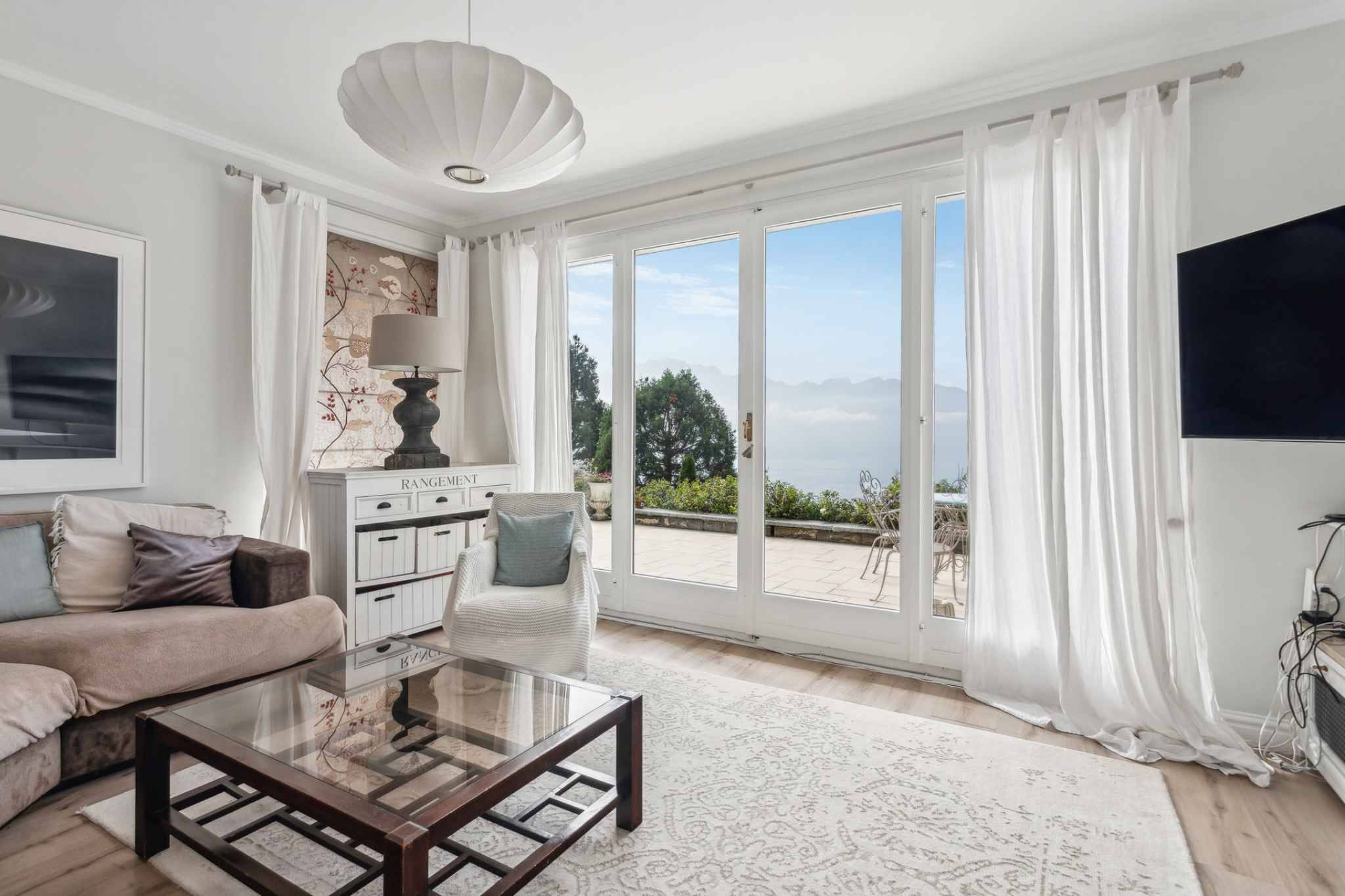 Helles Wohnzimmer mit Seeblick