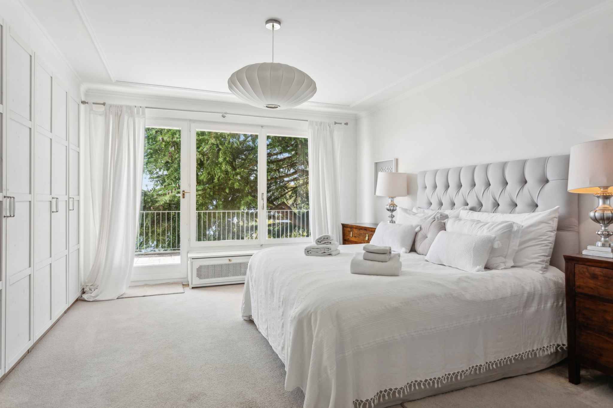 Helles Schlafzimmer mit Balkonblick
