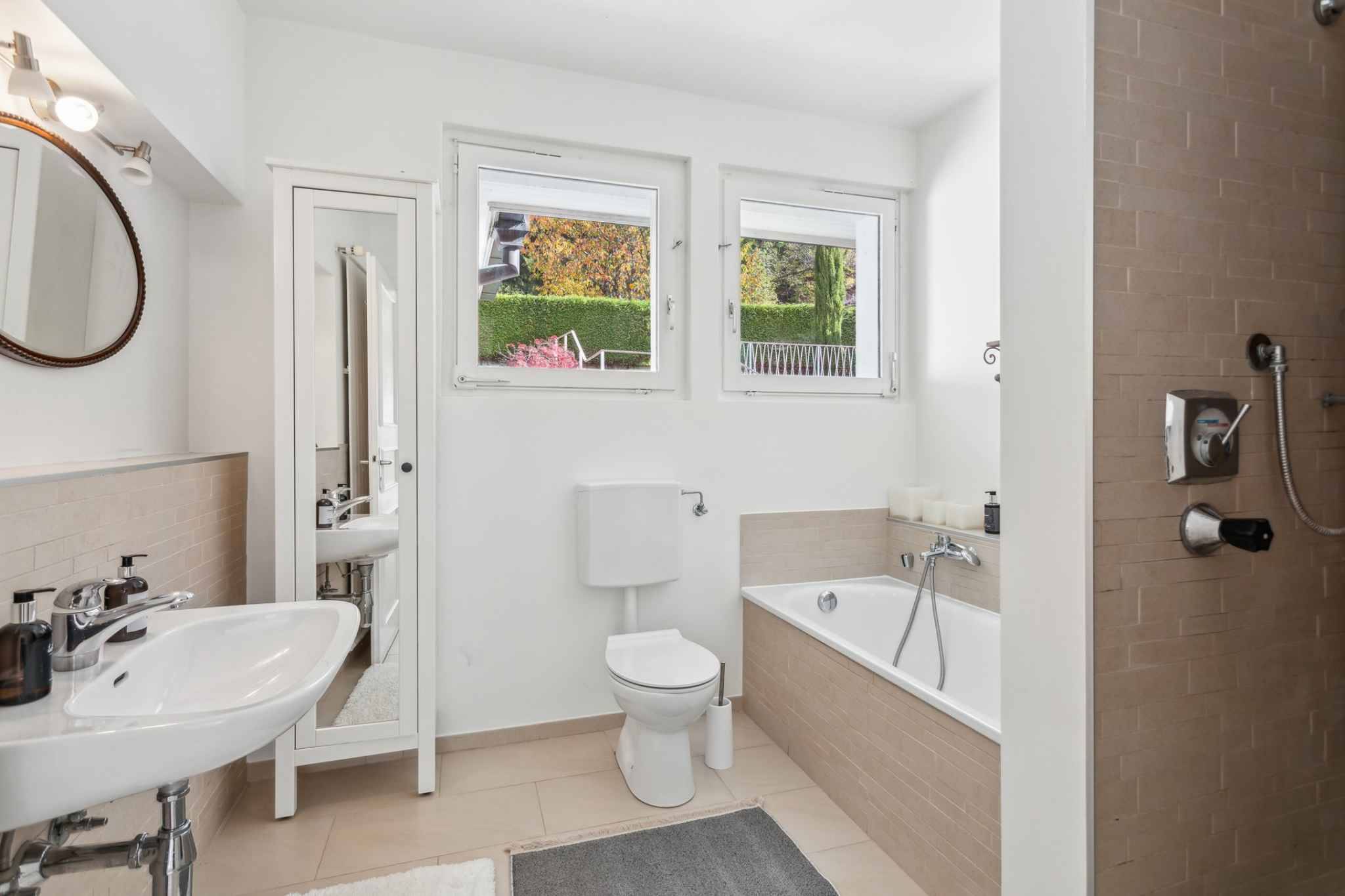 Modernes Badezimmer mit Badewanne und Dusche