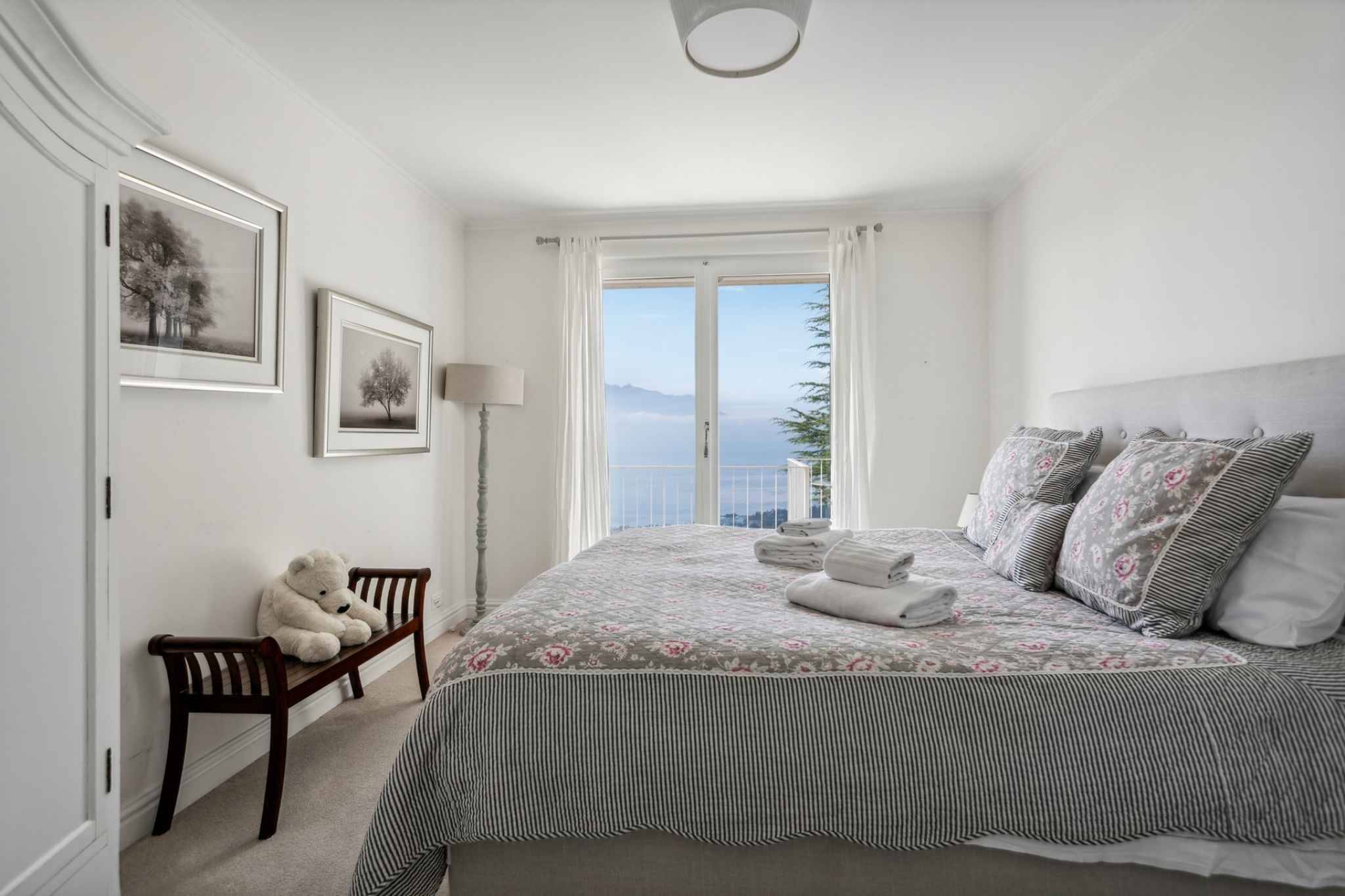 Helles Schlafzimmer mit Seeblick