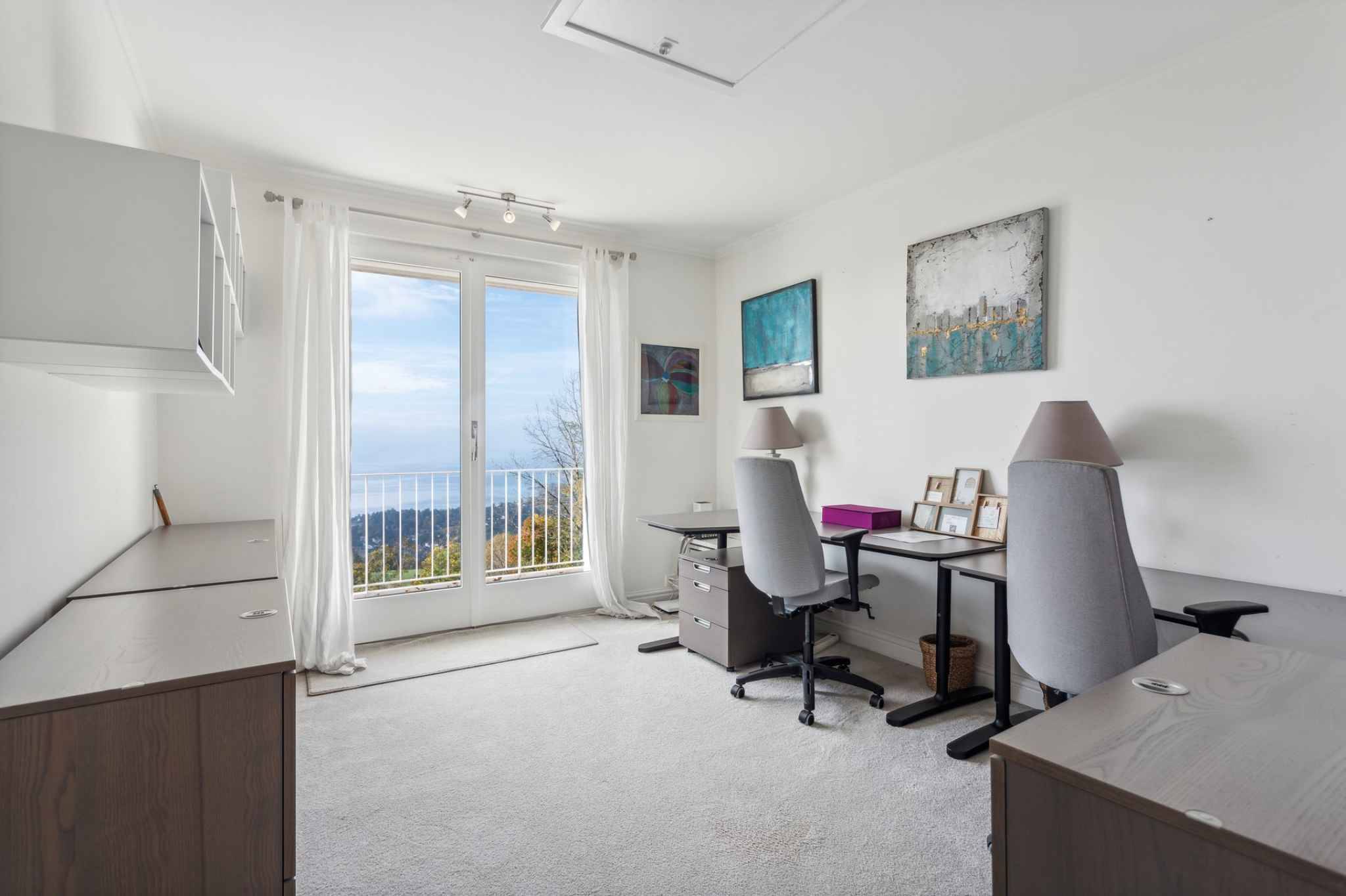 Helles Arbeitszimmer mit Aussicht