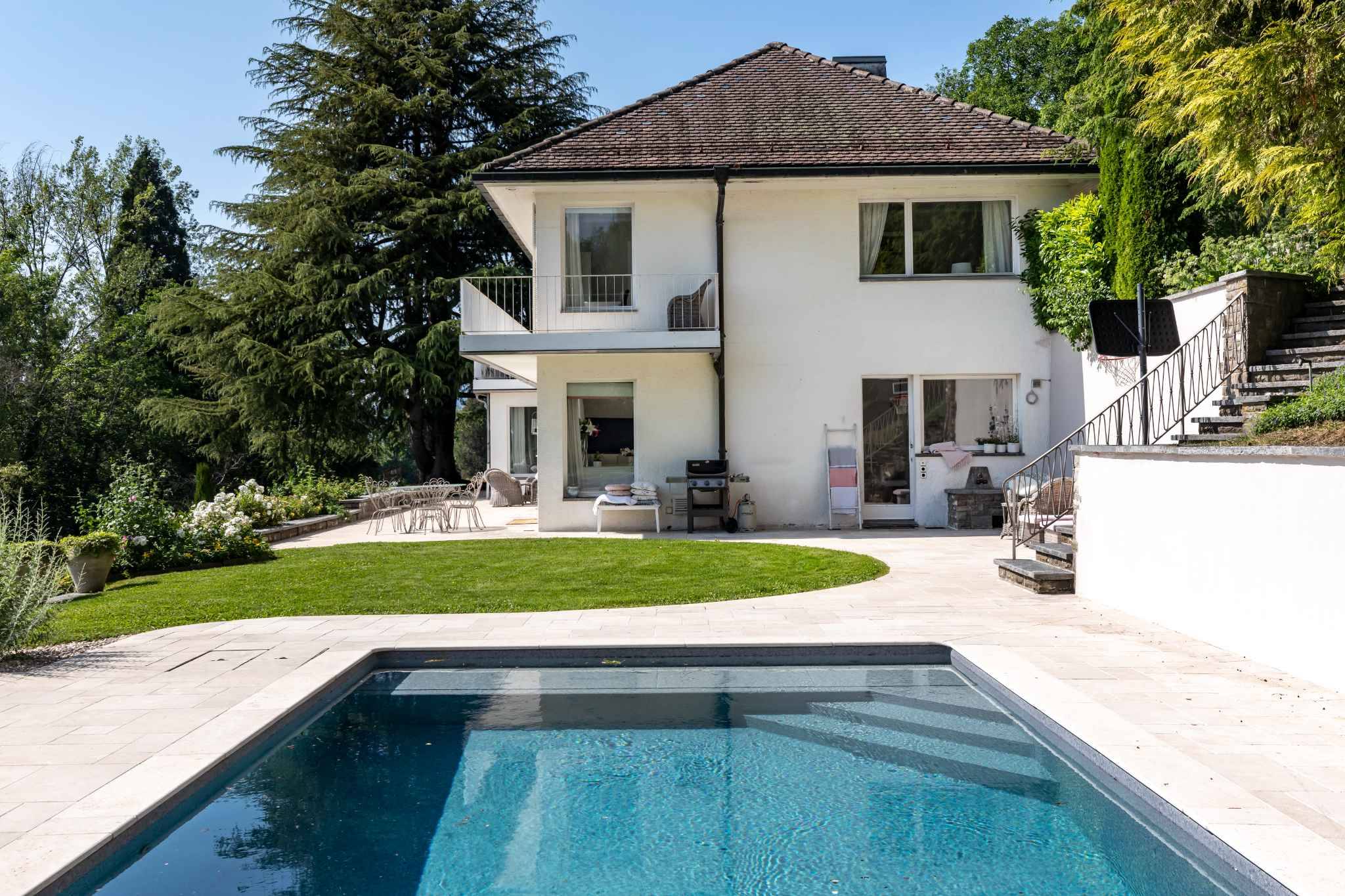 Außenansicht eines Einfamilienhauses mit Pool