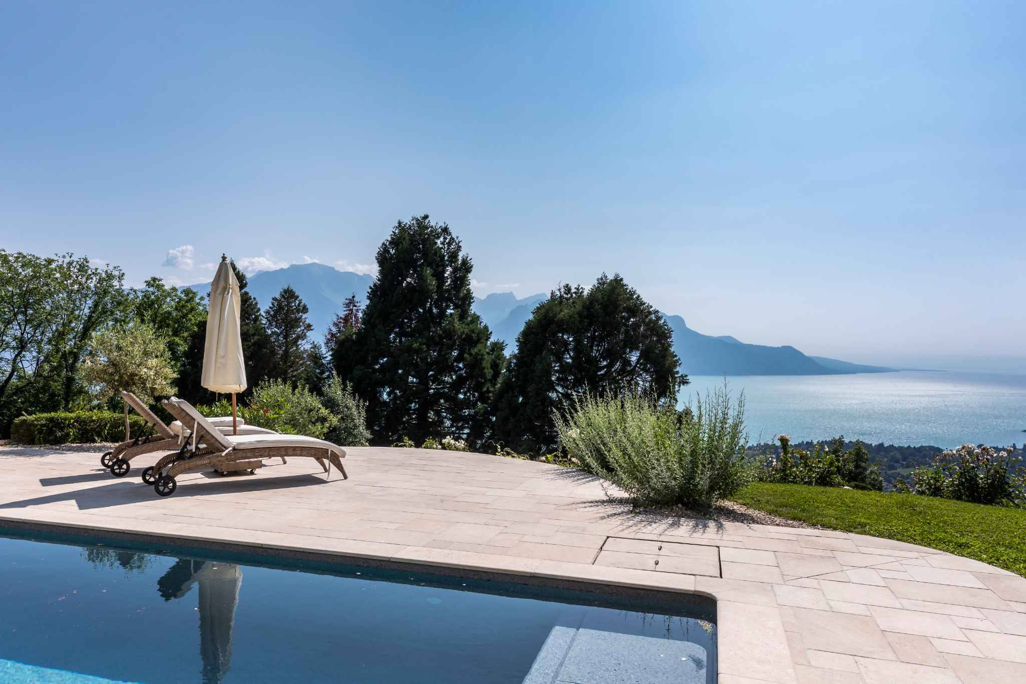 Poolterrasse mit Seeblick