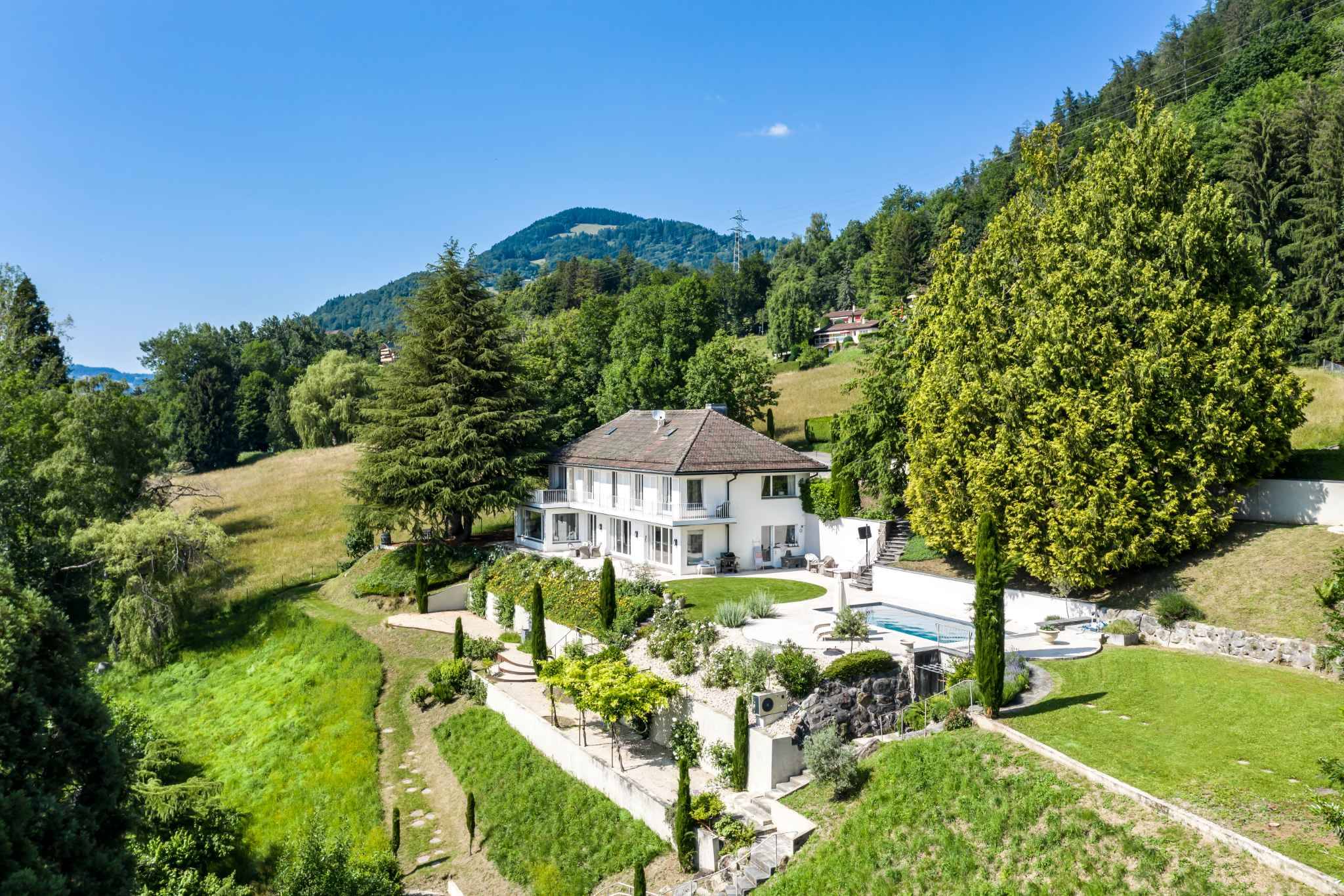 Villa mit Pool in grüner Hanglage