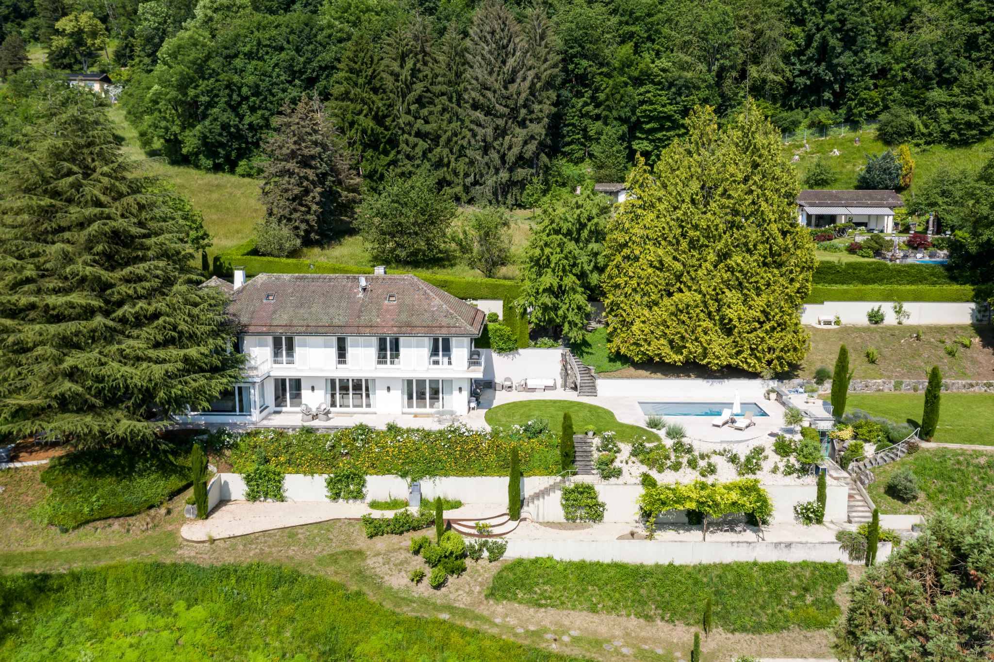 Villa mit Pool und parkähnlichem Grundstück