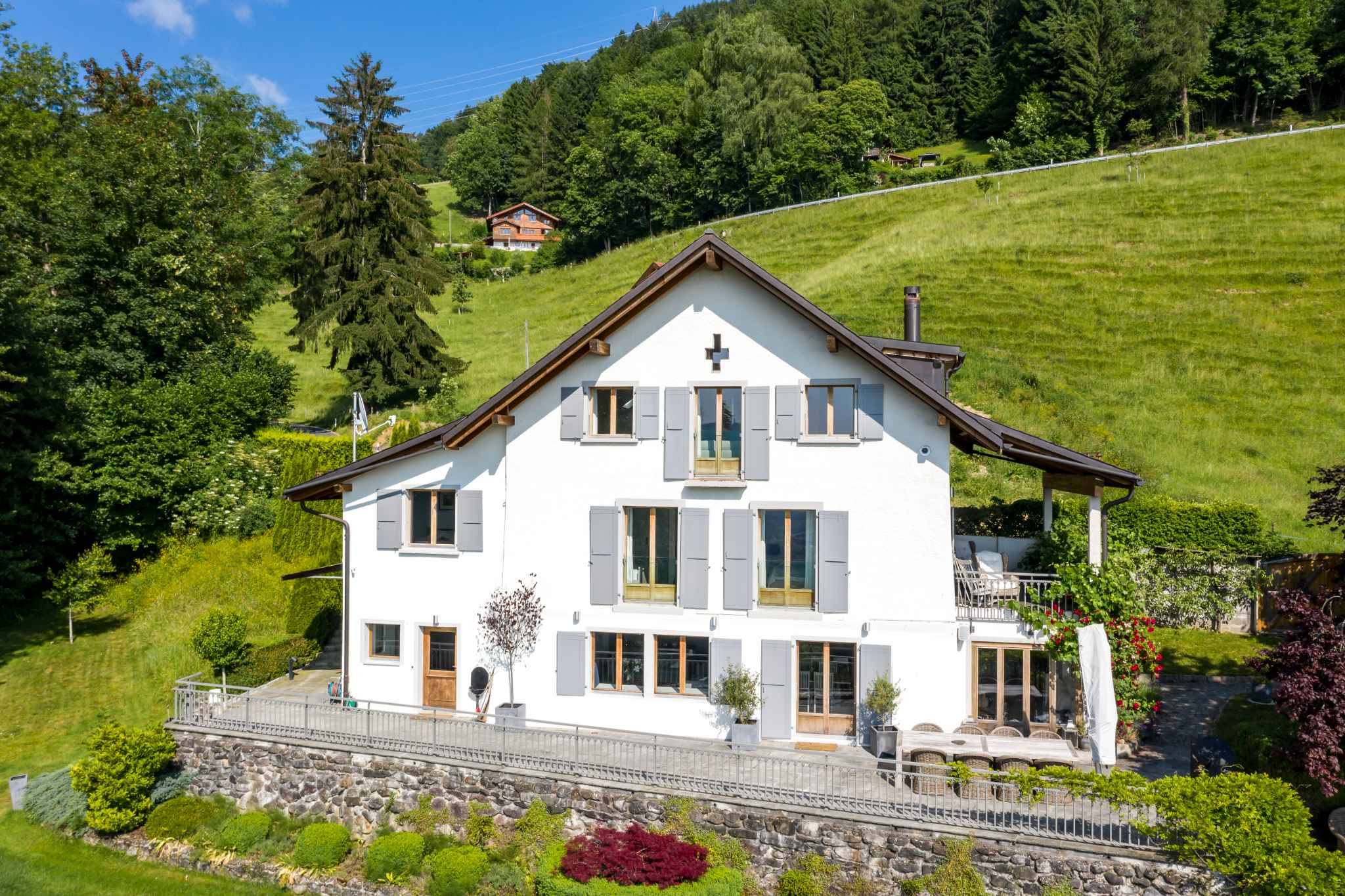 Bergiges Einfamilienhaus mit Garten und Terrasse