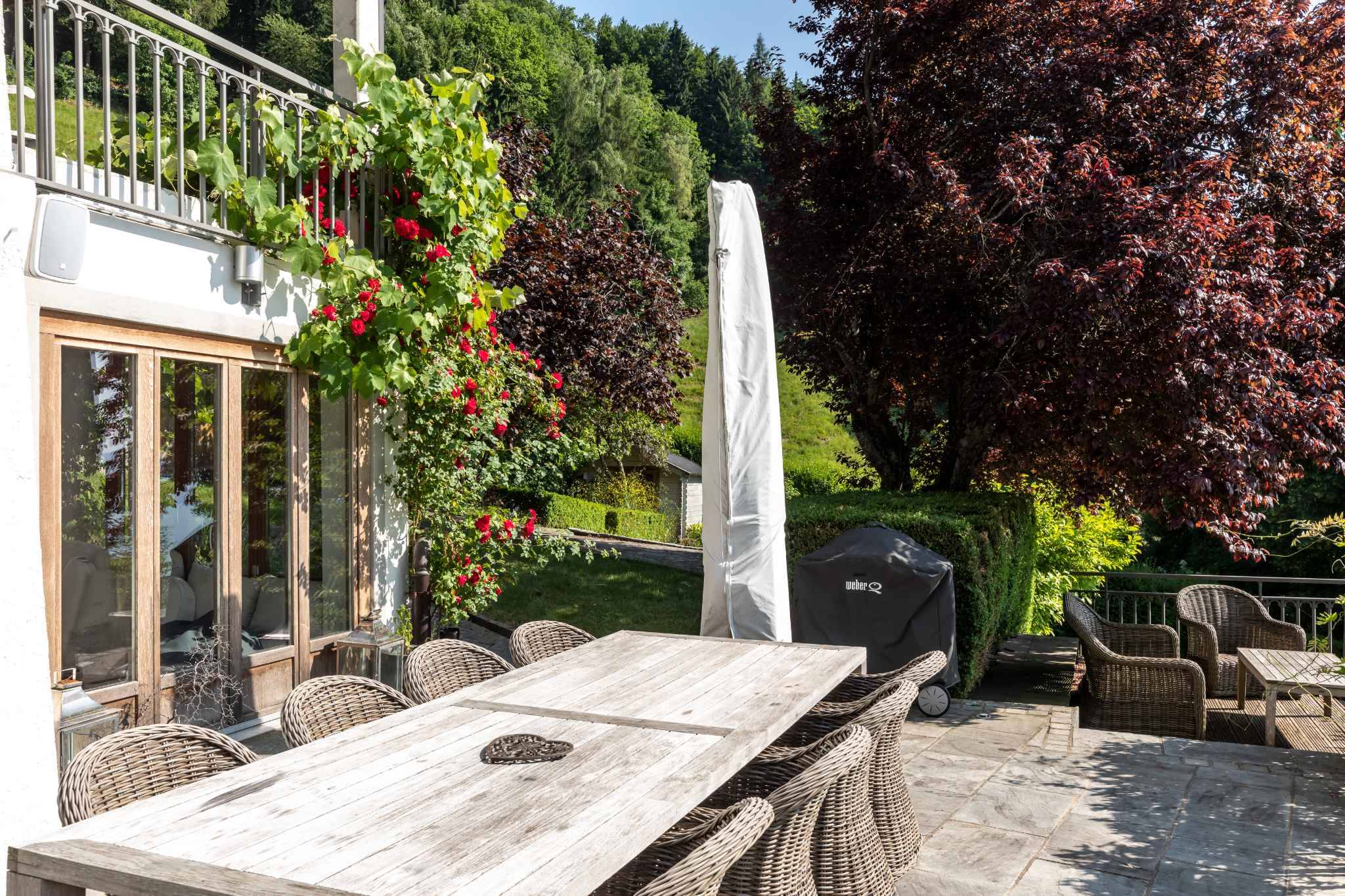 Terrasse mit Gartenmöbeln und Grill