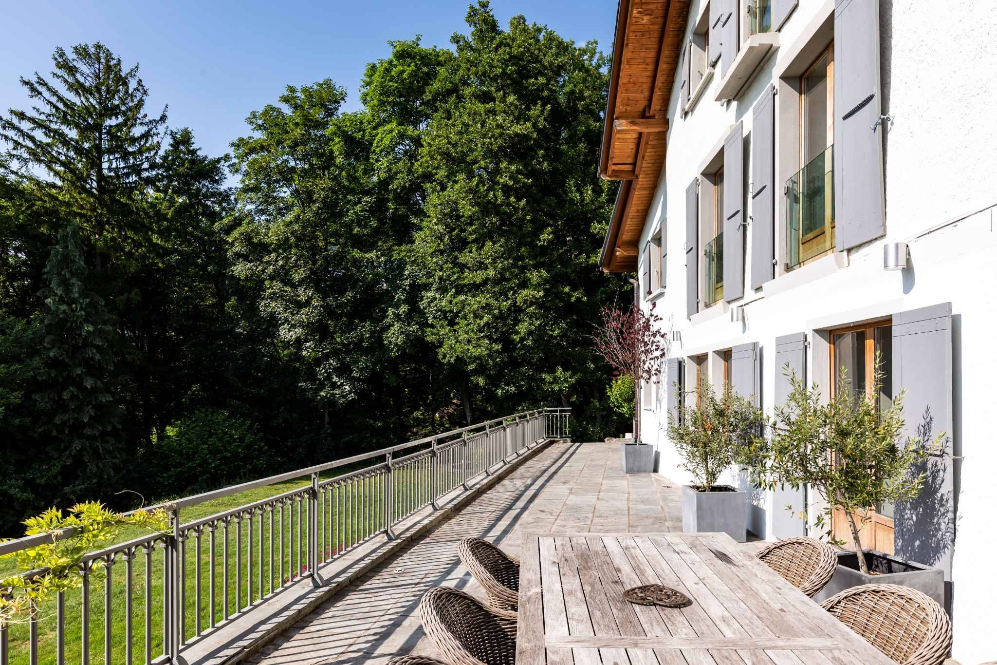 Terrasse an weißem Haus mit Gartenblick