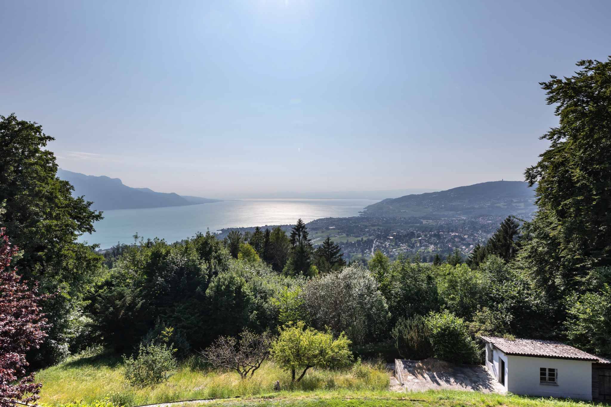 Landschaft mit Seeblick