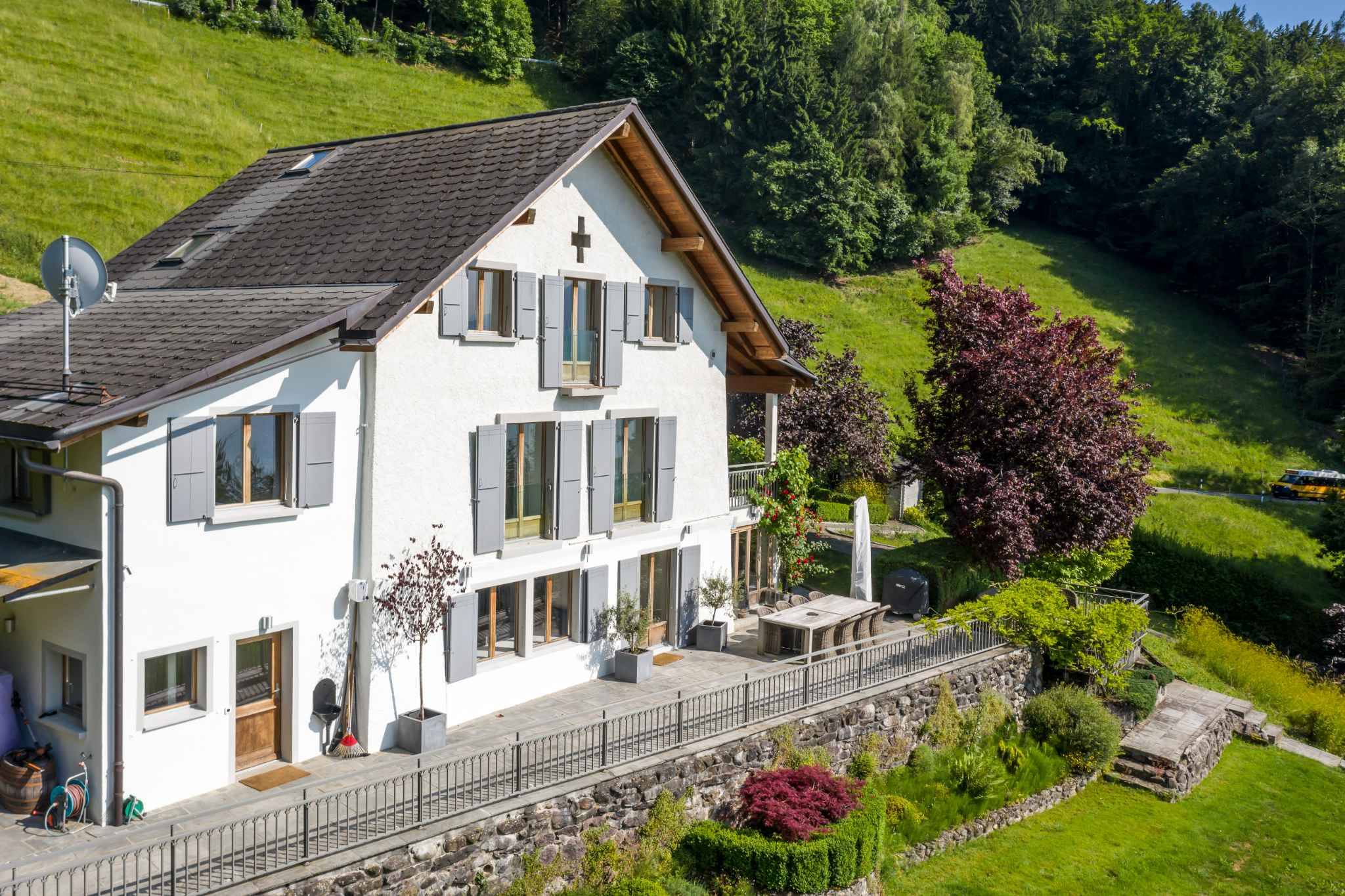 Außenansicht eines Landhauses mit Terrasse