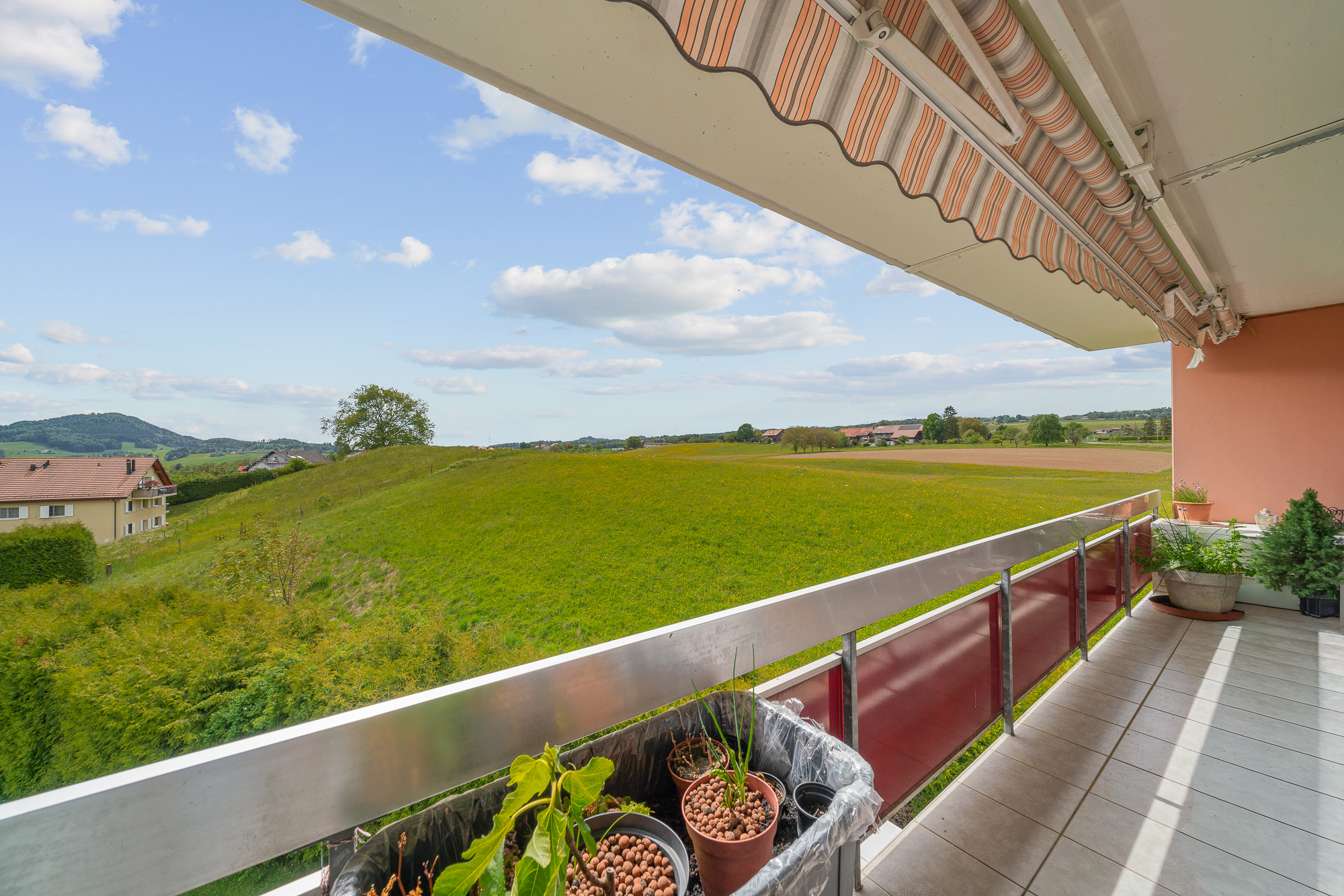 Balkon mit weitem Grünblick