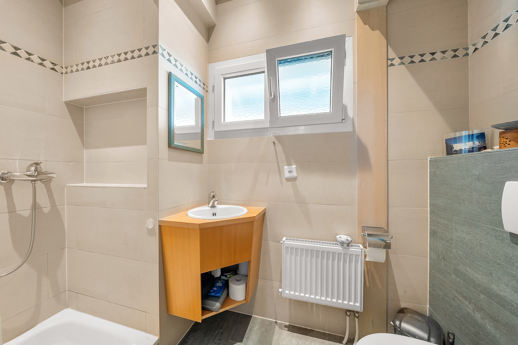 Badezimmer mit Dusche und Fenster