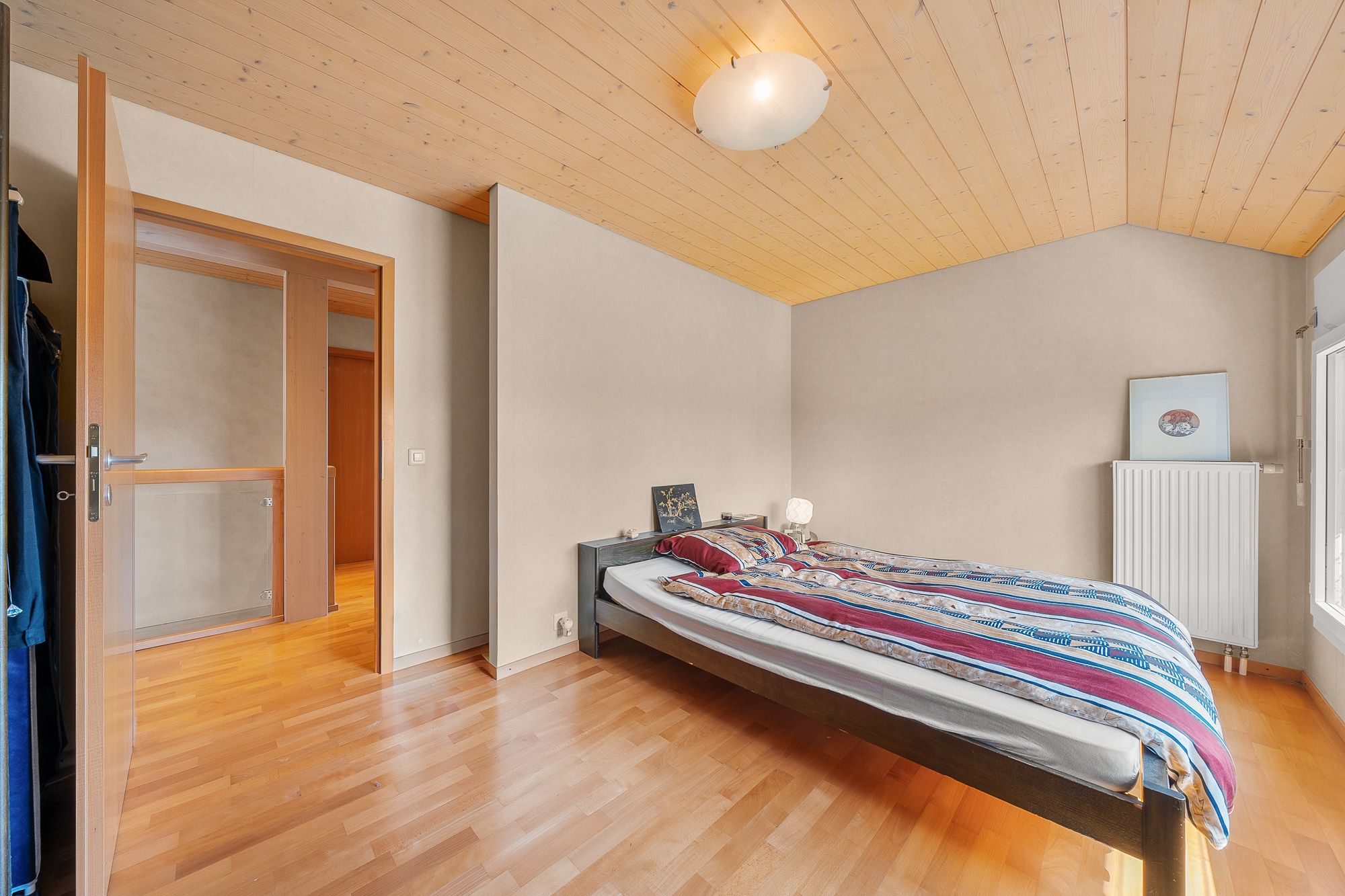 Helles Schlafzimmer mit Holzdecke