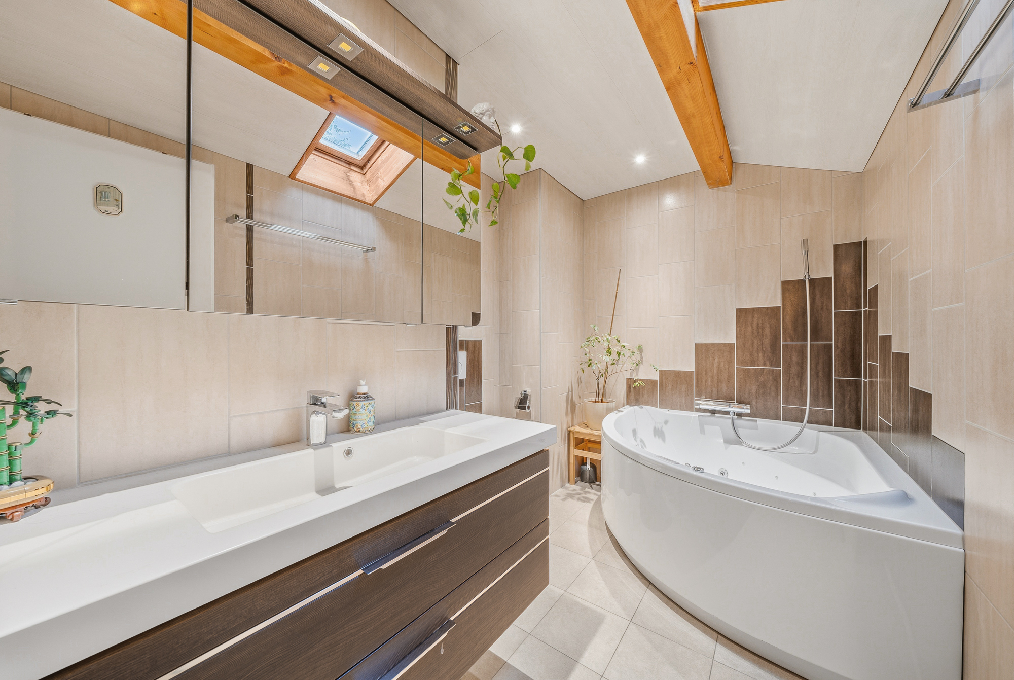 Helles Badezimmer mit Badewanne und Holzdekor