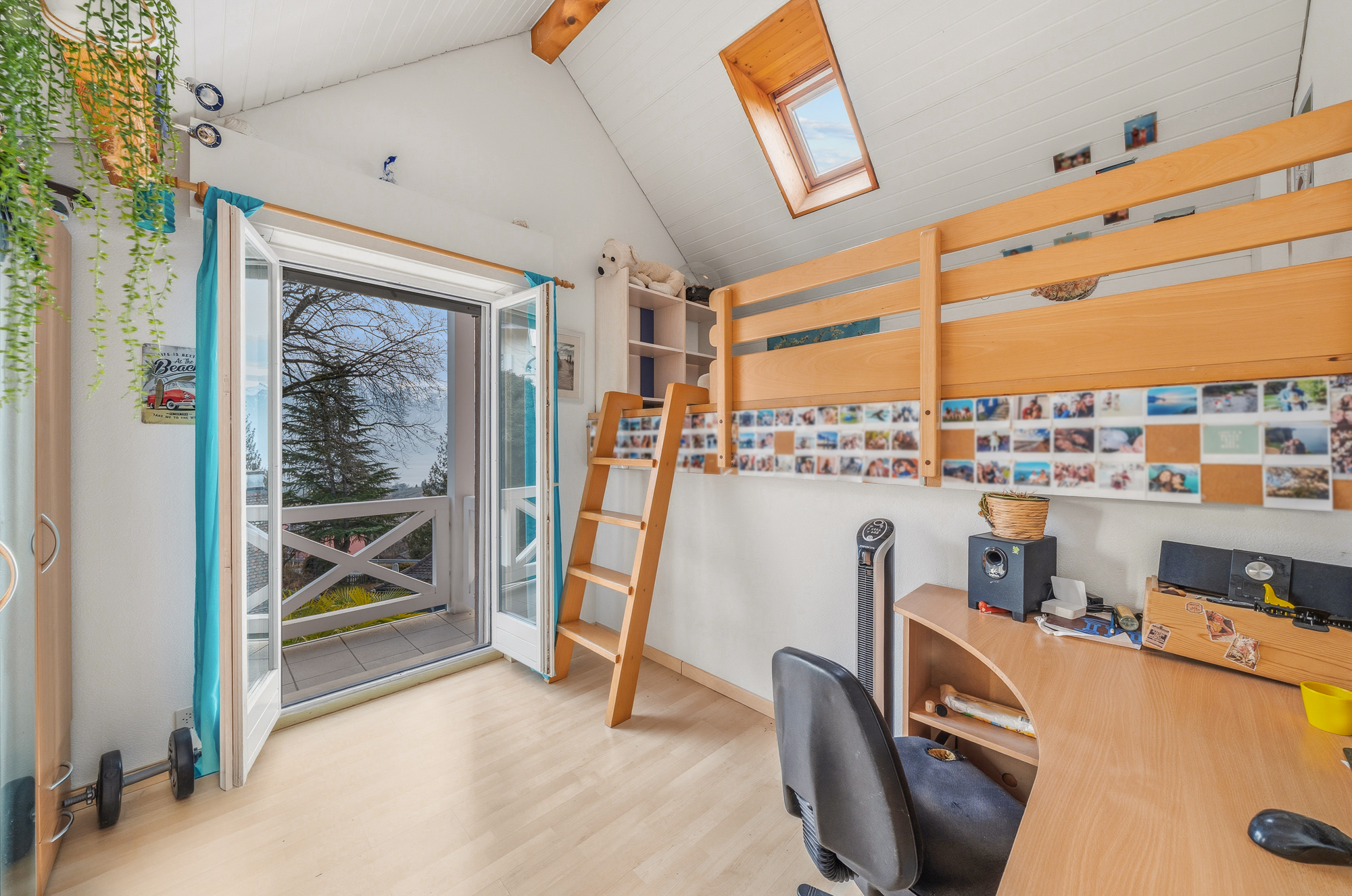 Helles Dachzimmer mit Balkonzugang