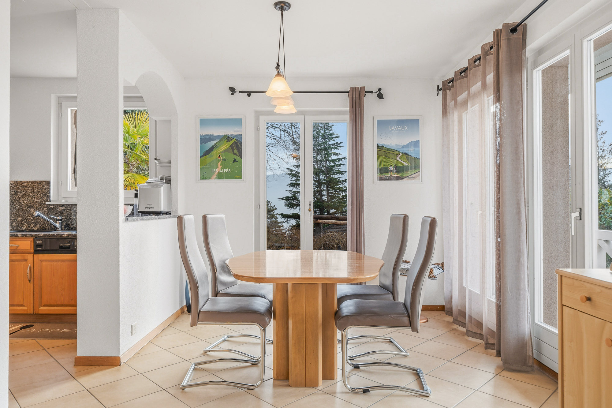 Heller Essbereich mit Terrassentüren