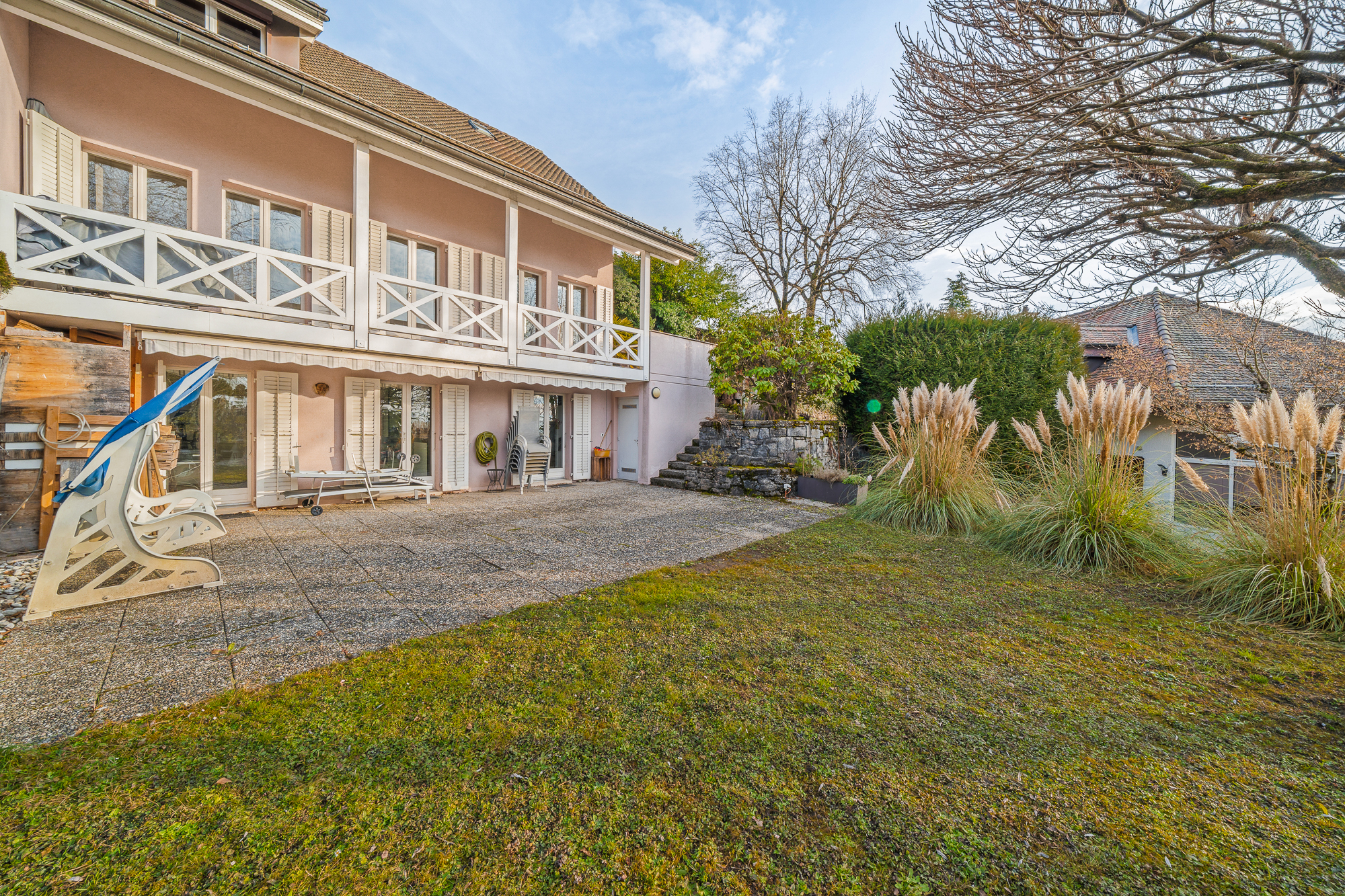Hausansicht mit Garten und Terrasse