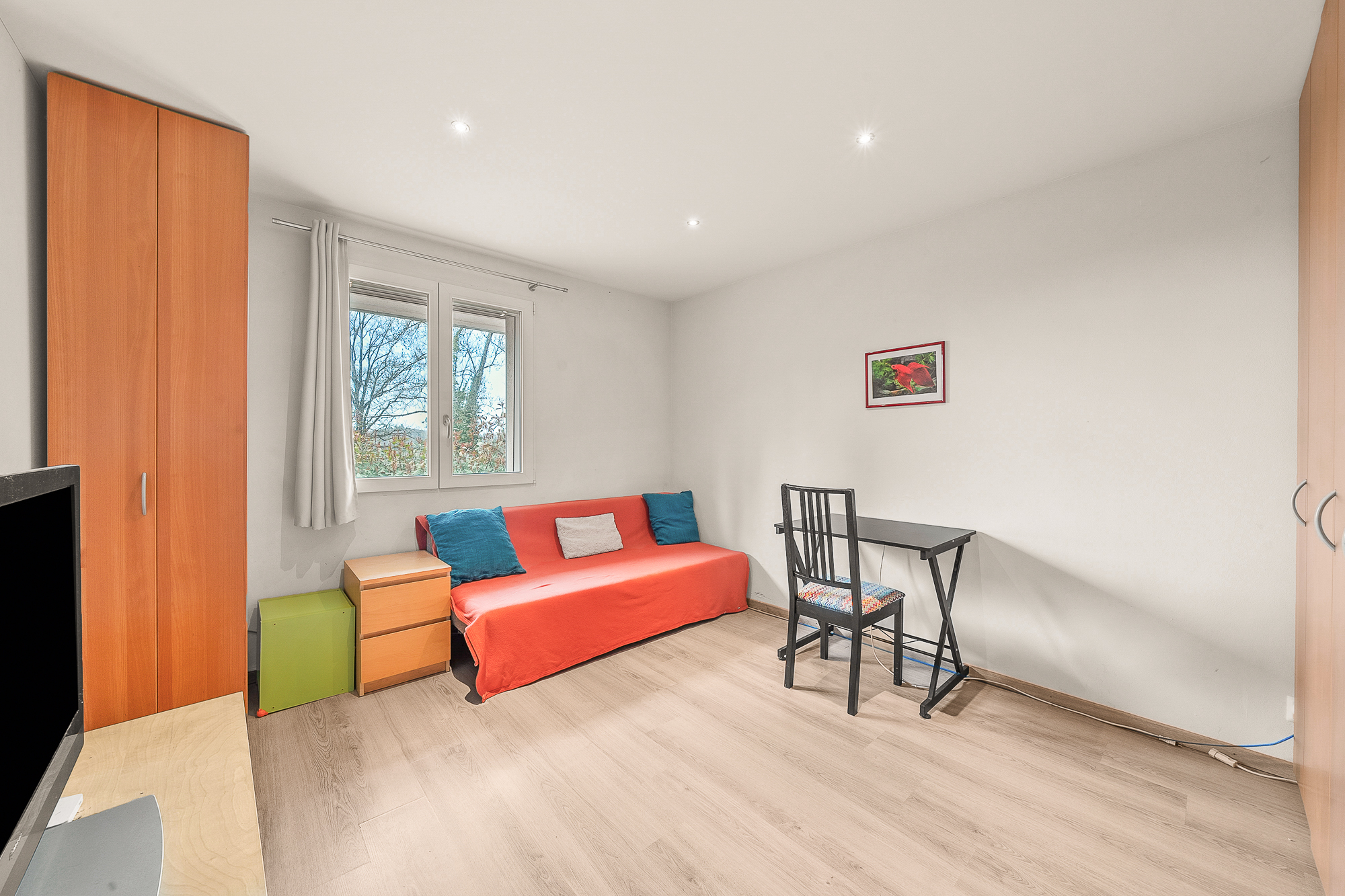 Helles kleines Schlafzimmer mit Schreibtisch