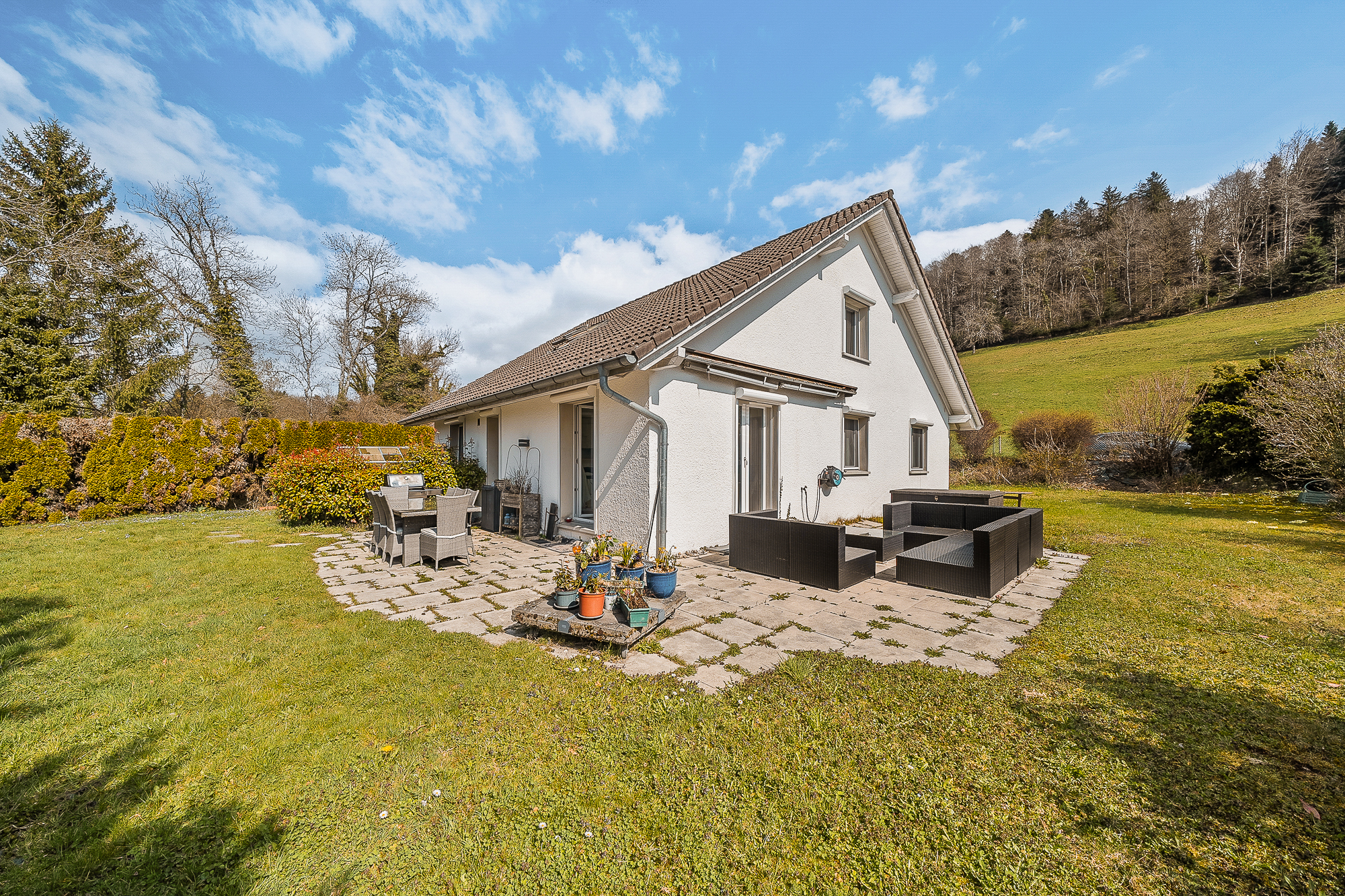 Freistehendes Haus mit Terrasse im Grünen