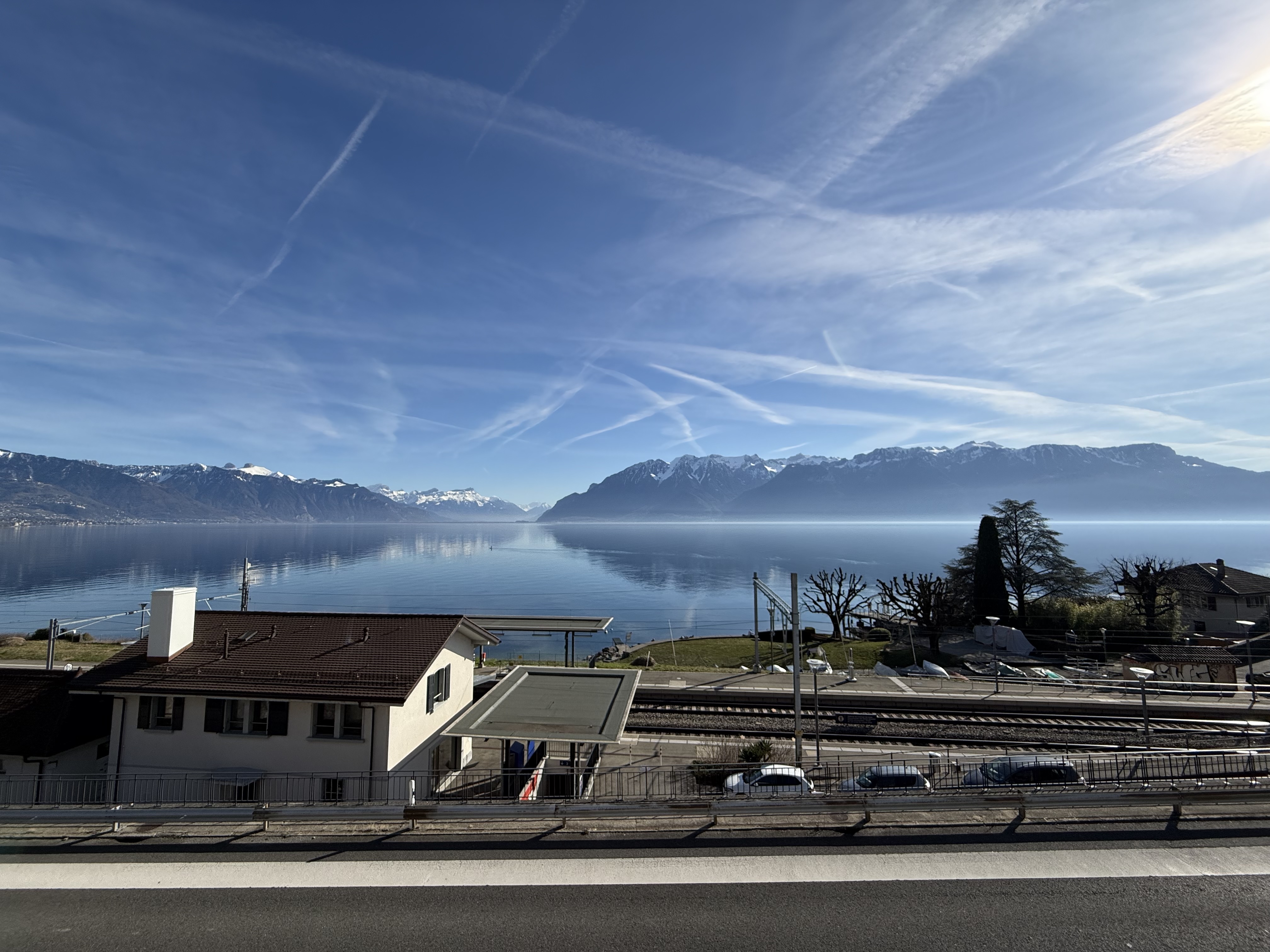 Seeblick mit Bergen und Wohnhäusern