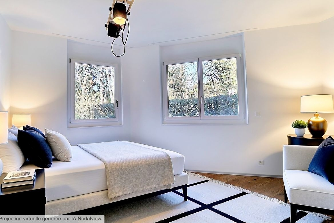 Helles Schlafzimmer mit zwei Fenstern und moderner Einrichtung