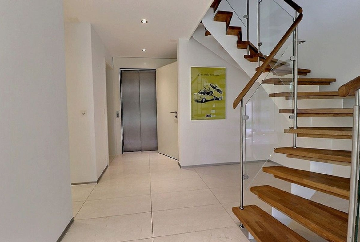 Moderner Flur mit Treppe und Aufzug